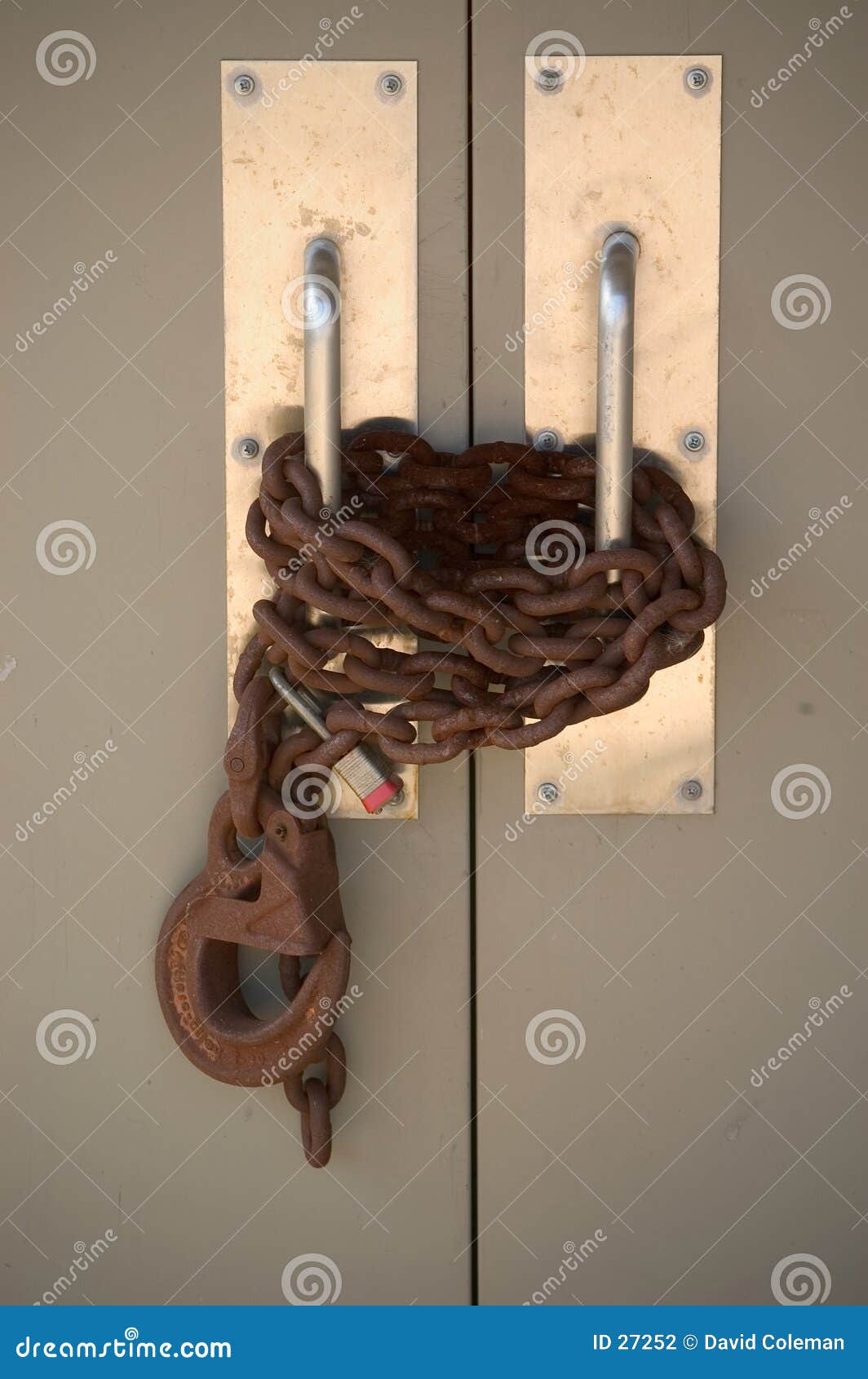 Candado pequeño con llaves en la pila de cadena de metal Fotografía de  stock - Alamy
