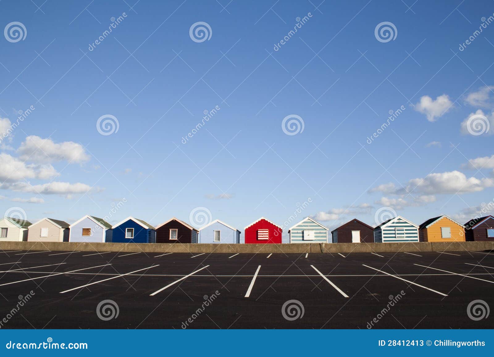 Capanne della spiaggia, Southwold, Suffolk, Inghilterra. Tiri le capanne in secco a Southwold, Suffolk, Inghilterra, osservata dal parcheggio.