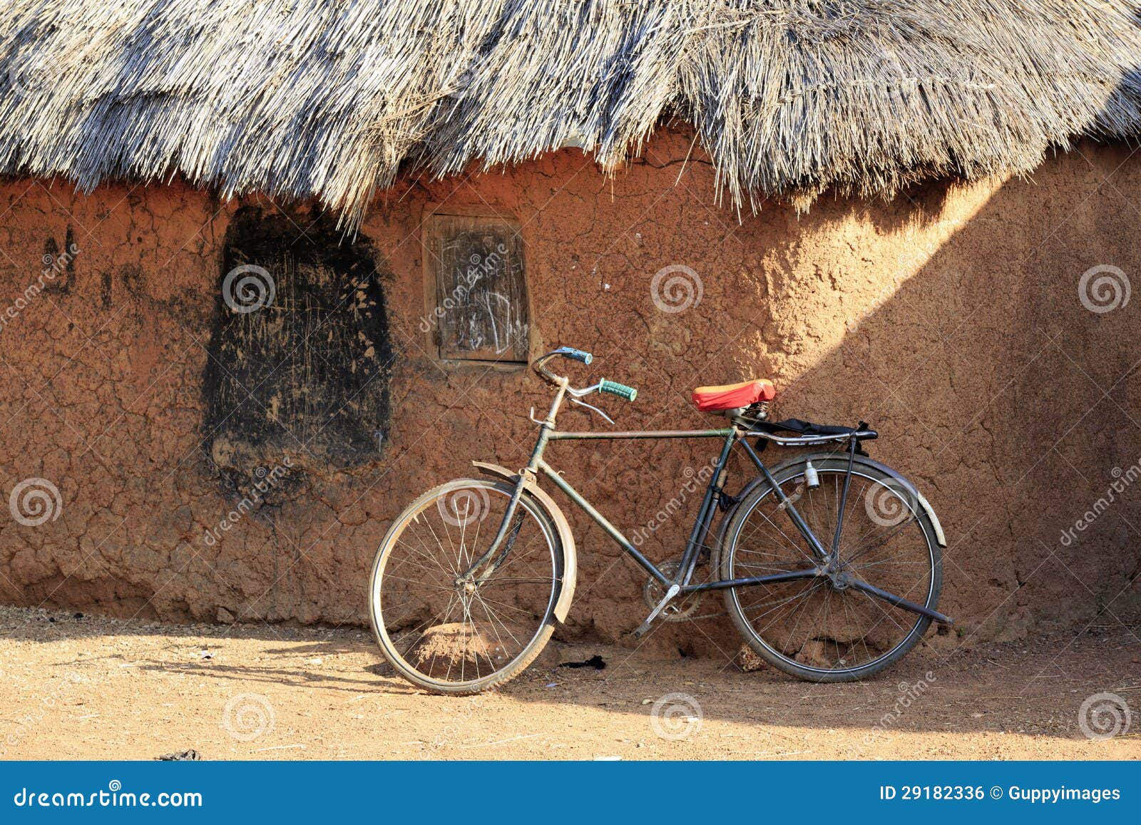 Capanne e bici del fango in un villaggio africano tradizionale