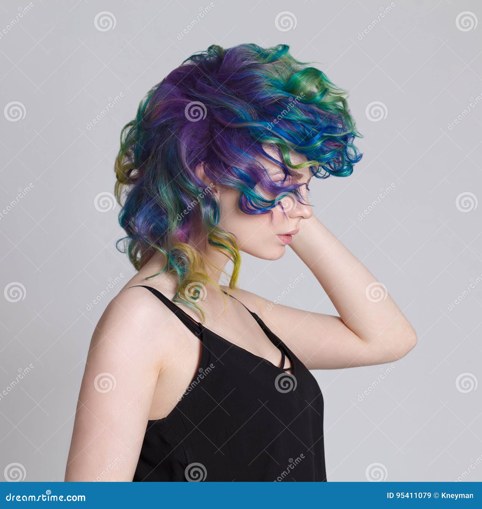 Capelli Colorati Ritratto Di Belle Donne Con I Capelli Ed I Cristalli Di Rocca Di Volo Ombre Pendenza Immagine Stock Immagine Di Capelli Bello