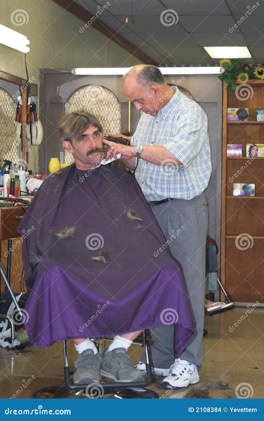 I Capelli Dell'uomo Di Taglio Del Barbiere Immagine Stock - Immagine Di