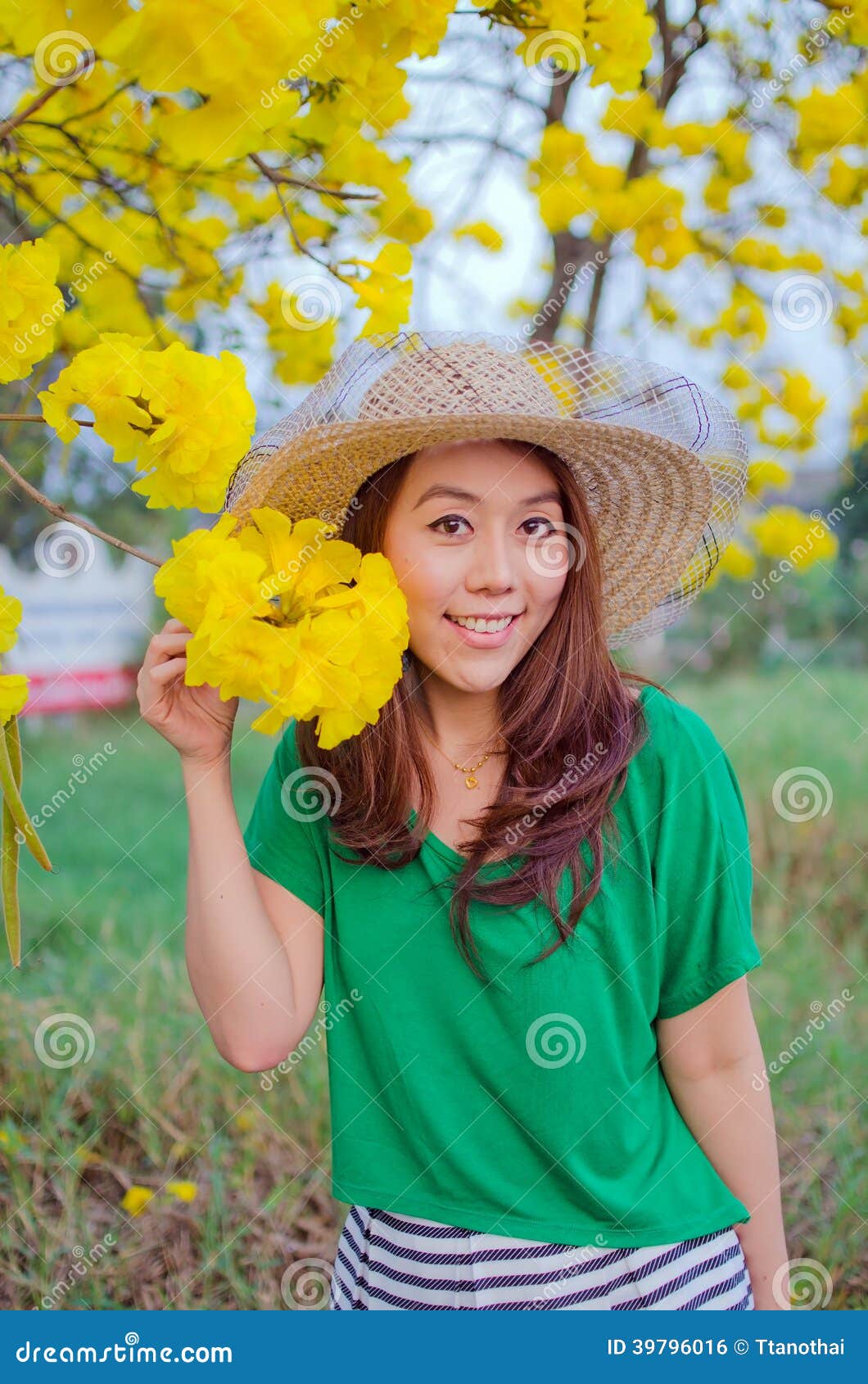 Capelli lunghi con i fiori gialli, ritratto all'aperto della donna bella