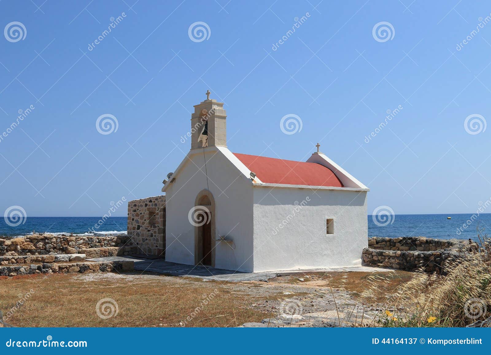 Capilla blanca en la orilla del Mar Egeo en Hersonissos Crete, Grecia