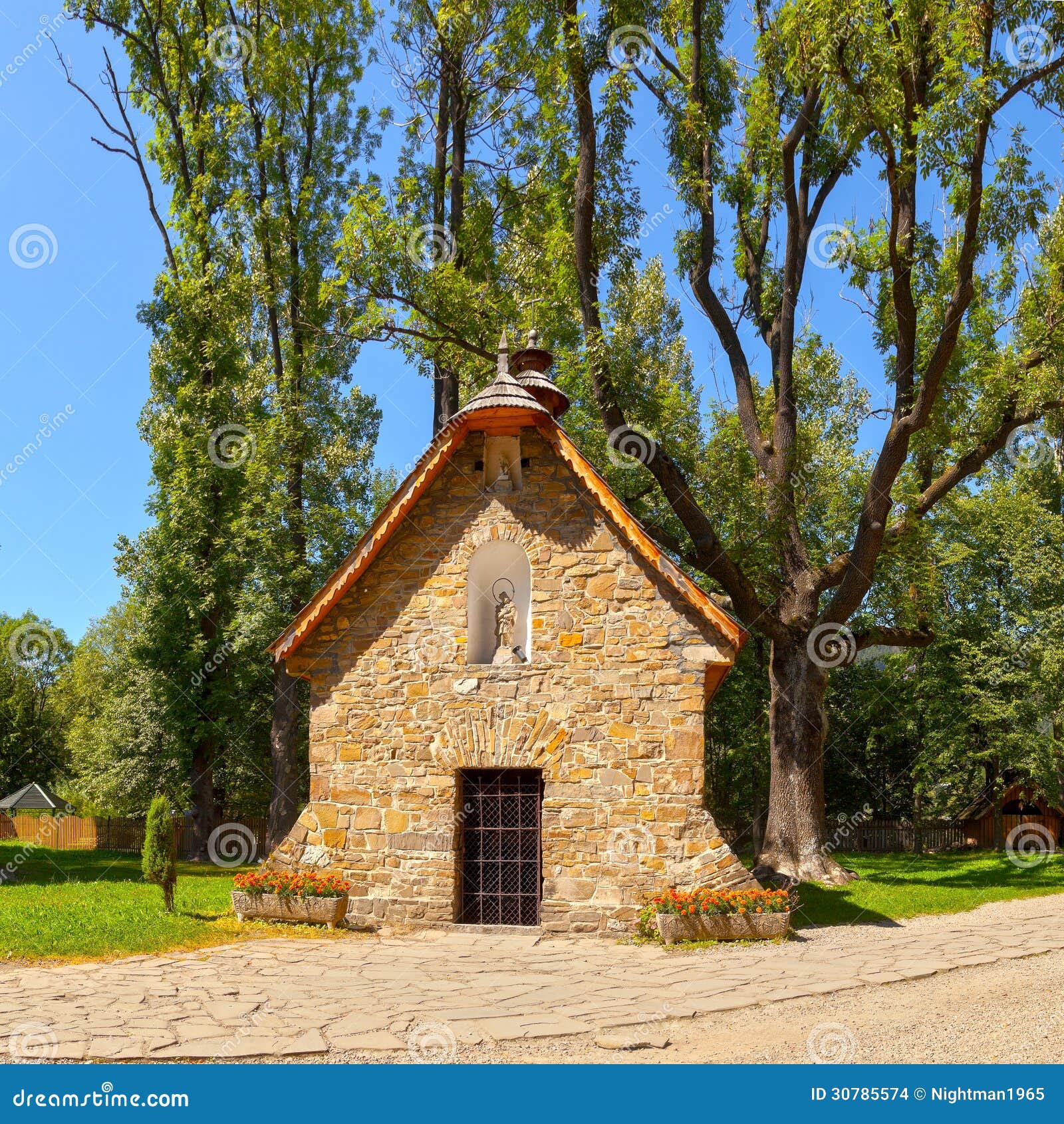 Pequeña capilla de piedra vieja en Zakopane, Polonia.