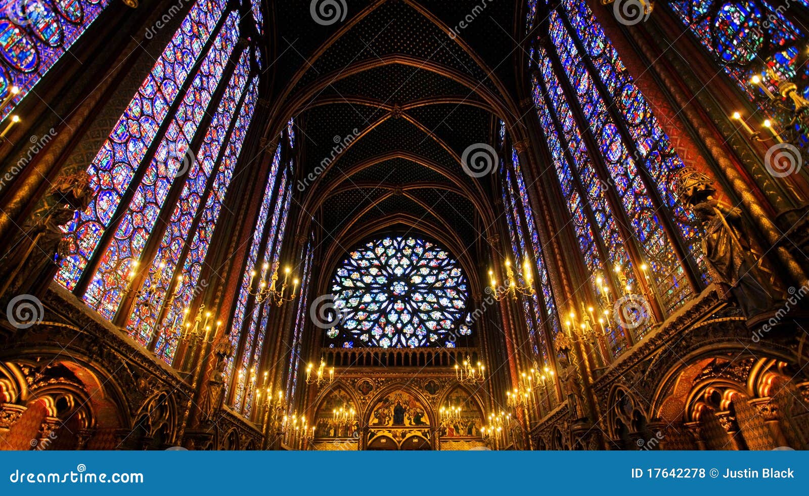 Capilla de Sainte-Chapelle en París, Francia. Ventanas de cristal manchadas y techo famosos.