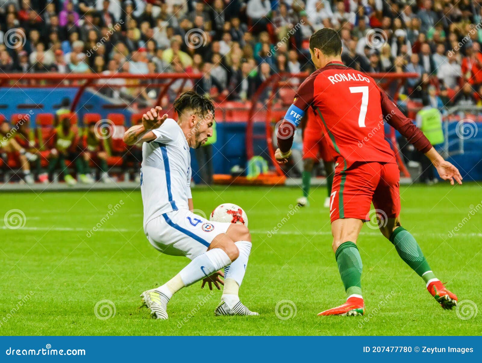 Capitã Nacional De Futebol Portugal Cristiano Ronaldo Contra Chile  Midfielder Mauricio Isla Durante Xícara De Confederação De Fifa Imagem  Editorial - Imagem de caldeira, futebolista: 207477780