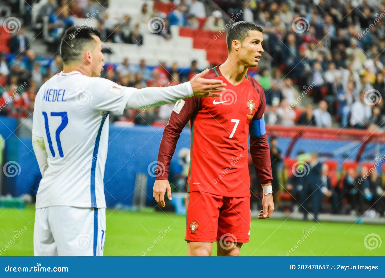 Capitã Nacional De Futebol Portugal Cristiano Ronaldo Contra Chile  Midfielder Mauricio Isla Durante Xícara De Confederação De Fifa Imagem  Editorial - Imagem de caldeira, futebolista: 207477780