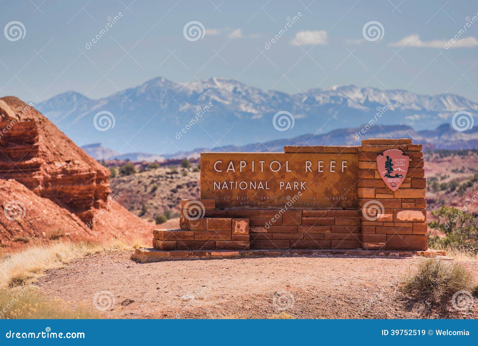 capitol reef entrance sign