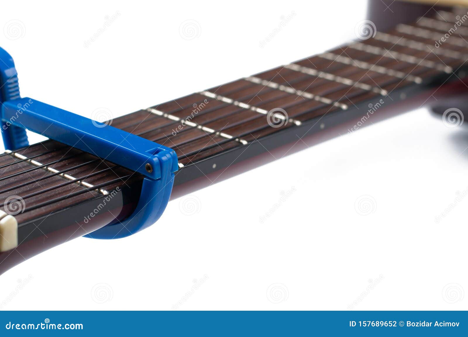 Capo de violão azul e guitarra isoladas em fundo branco. Capo de violão azul e guitarra isolados sobre fundo branco, corda, música, acústica, nota, instrumento, fret, tune, preto, música, música, equipamento, flat, acessórios, clip, som, melodia, closeup, objeto, rocha, chave, metal, dentre, marrom, estilo, detalhe, mola, colher, levantar, bater, faixa, guitarrista, tunista, ferramenta, close para cima, pessoa, prata, teoria, tom, escala, catgut, homem