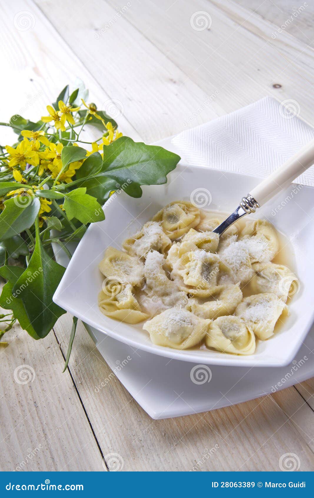 Cappelletti in Bouillon, Typische Italiaanse Deegwaren Stock Afbeelding