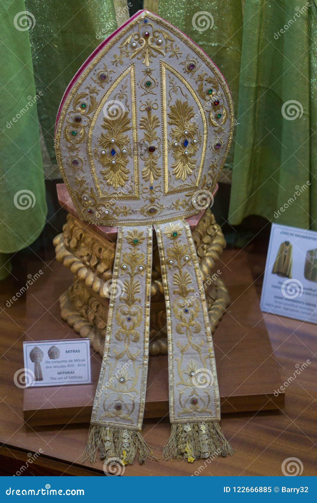 Come Si Chiama Il Cappello Del Vescovo Cappello/mitra Del ` S Del Vescovo Cattolico Immagine Editoriale
