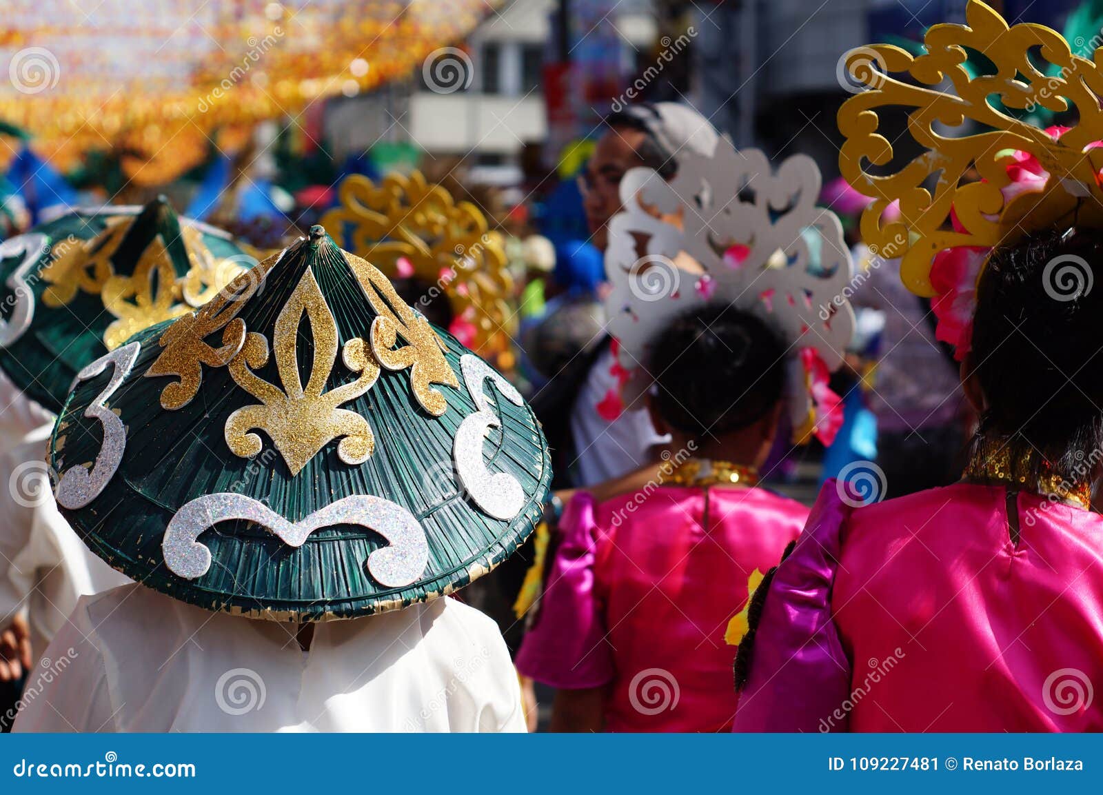 Cappello Usato Dal Gruppo Di Ballerini Di Carnevale Lungo La Strada  Fotografia Editoriale - Immagine di orientale, evento: 109227481