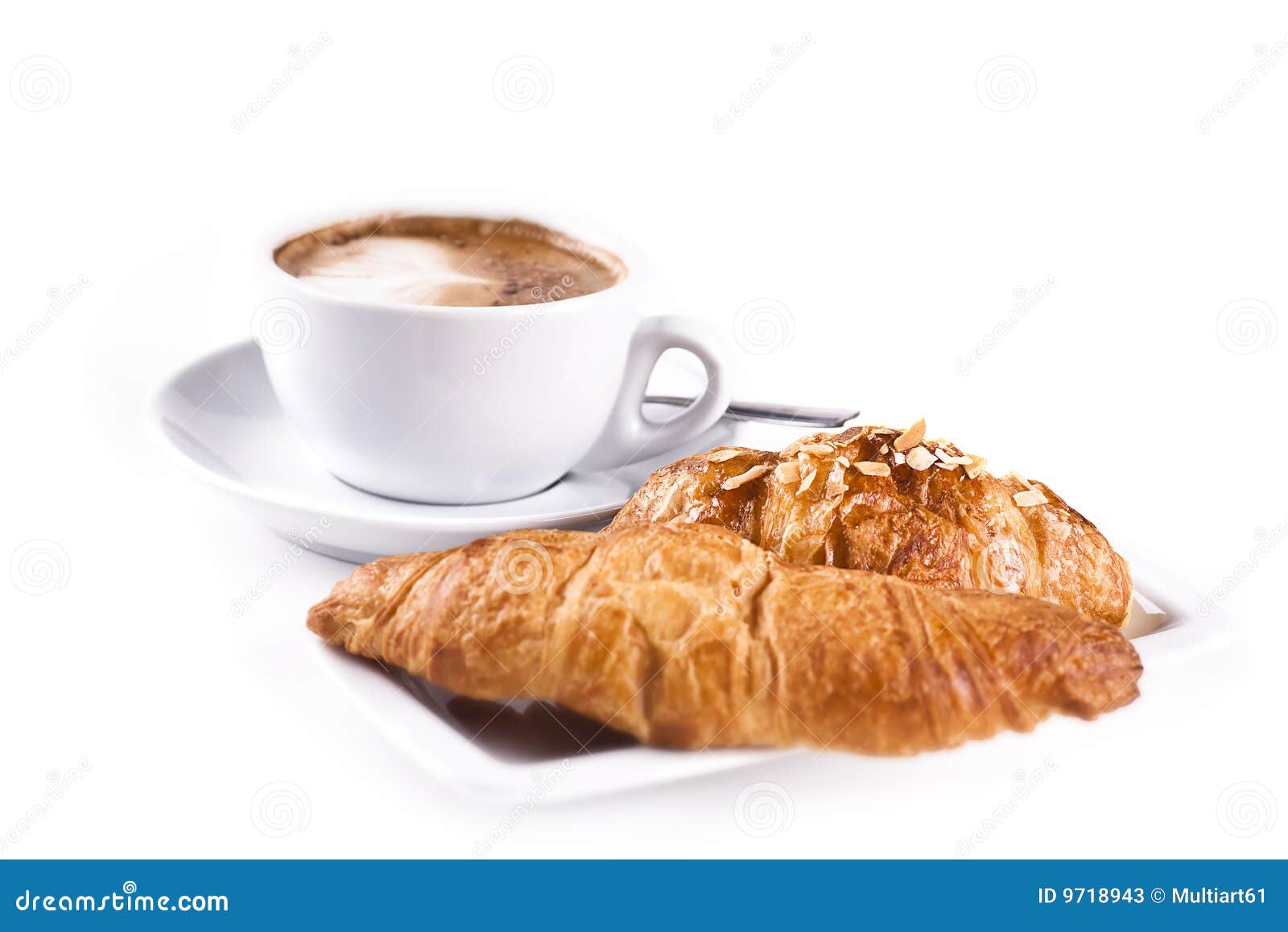 Cappuchino met Croissant die in studio wordt geïsoleerdî Ondiepe D o F