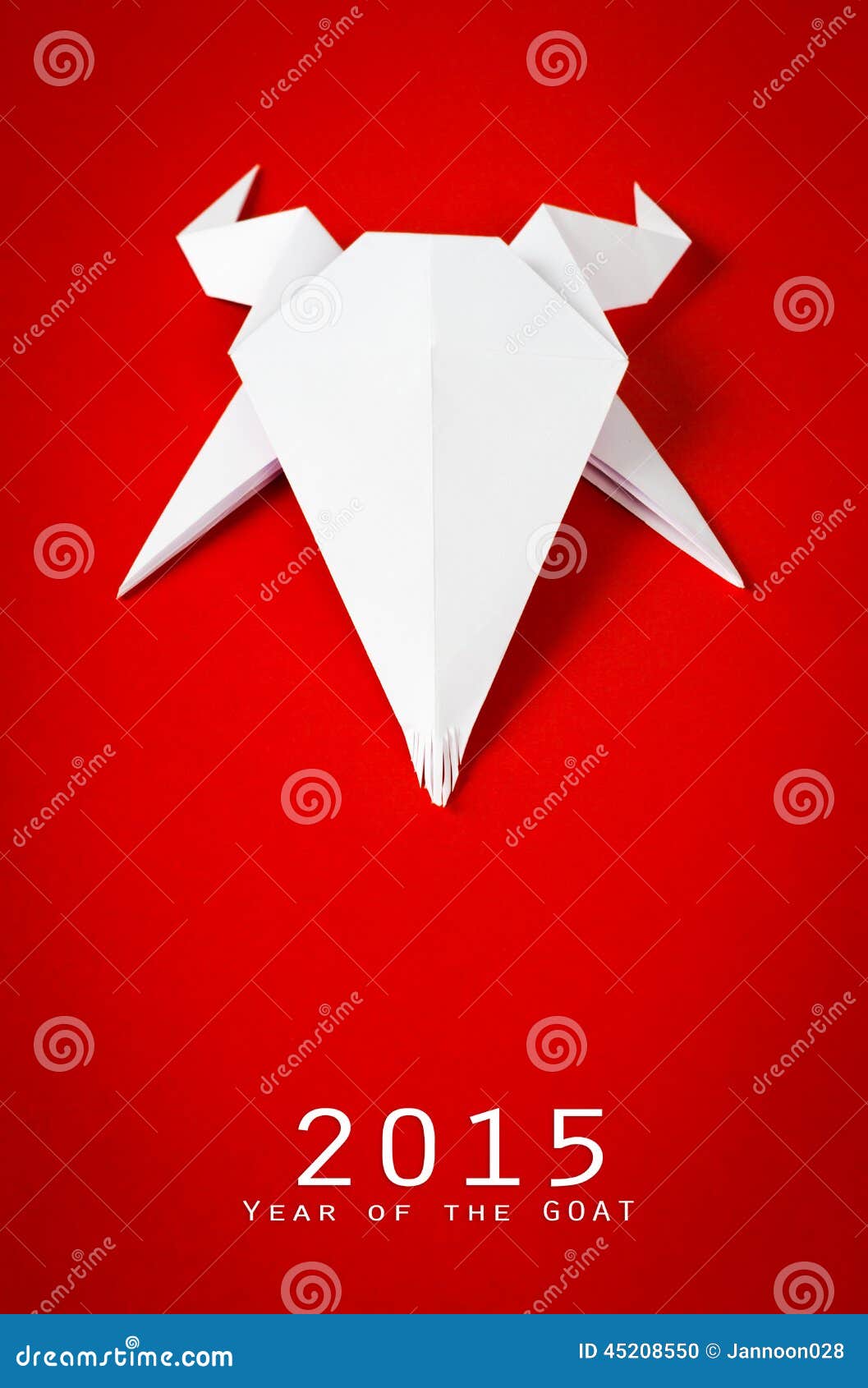 Capra di carta di origami su fondo rosso Nuovo anno della capra 2015