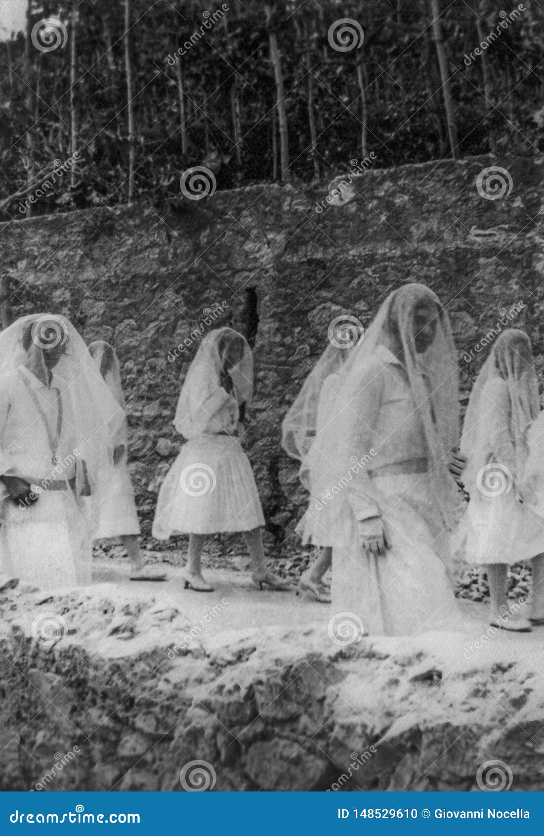 Nieuwjaar Decimale room Capri, Italië, 1929 - Sommige Jonge Meisjes Paraderen in Witte Kleding En  Versluieren Tijdens De Vieringen Van San Costanzo, Patr Redactionele  Afbeelding - Image of viering, katholiek: 148529610