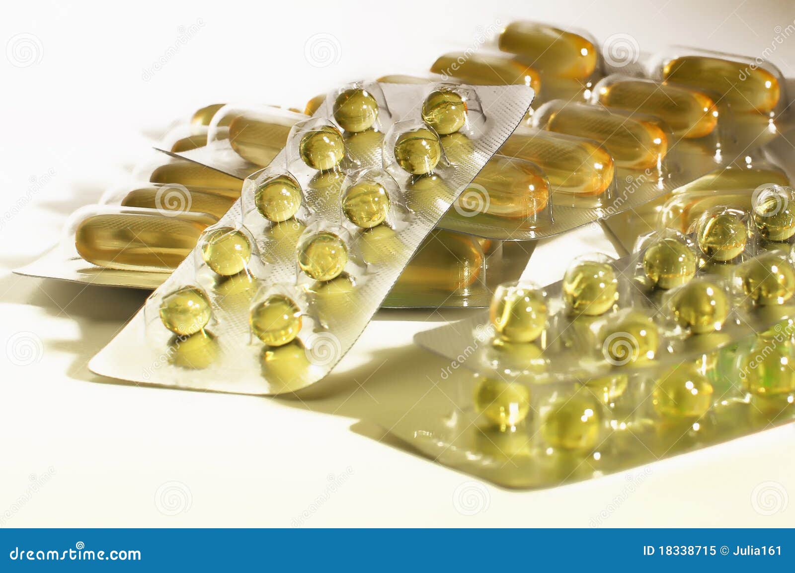 Capsules de la vitamine E image stock. Image du clinique 18338715