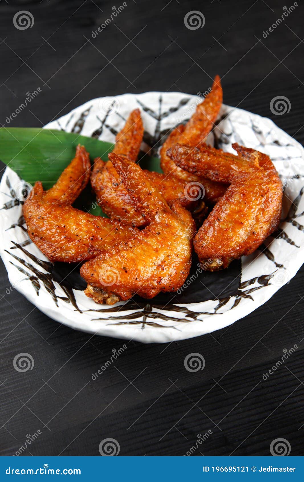 Captura De Estudio De Alas De Pollo Frito En Fondo Oscuro Imagen de archivo  - Imagen de alimento, negro: 196695121