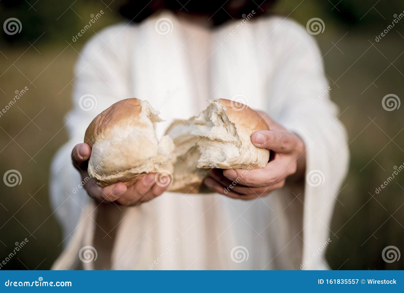 Captura de Jesus Cristo a dividir o pão com um fundo desfocado