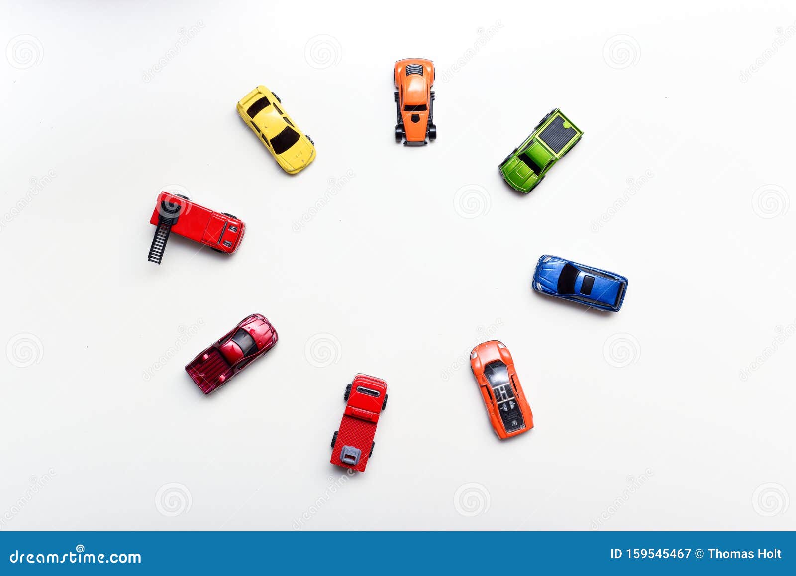 Captura De Pantalla De Los Coches De Juguete De Un Niño Dispuestos Sobre Una Mesa Blanca, No Hay Nadie A Tiros Imagen de archivo - Imagen de captura, mesa: 159545467