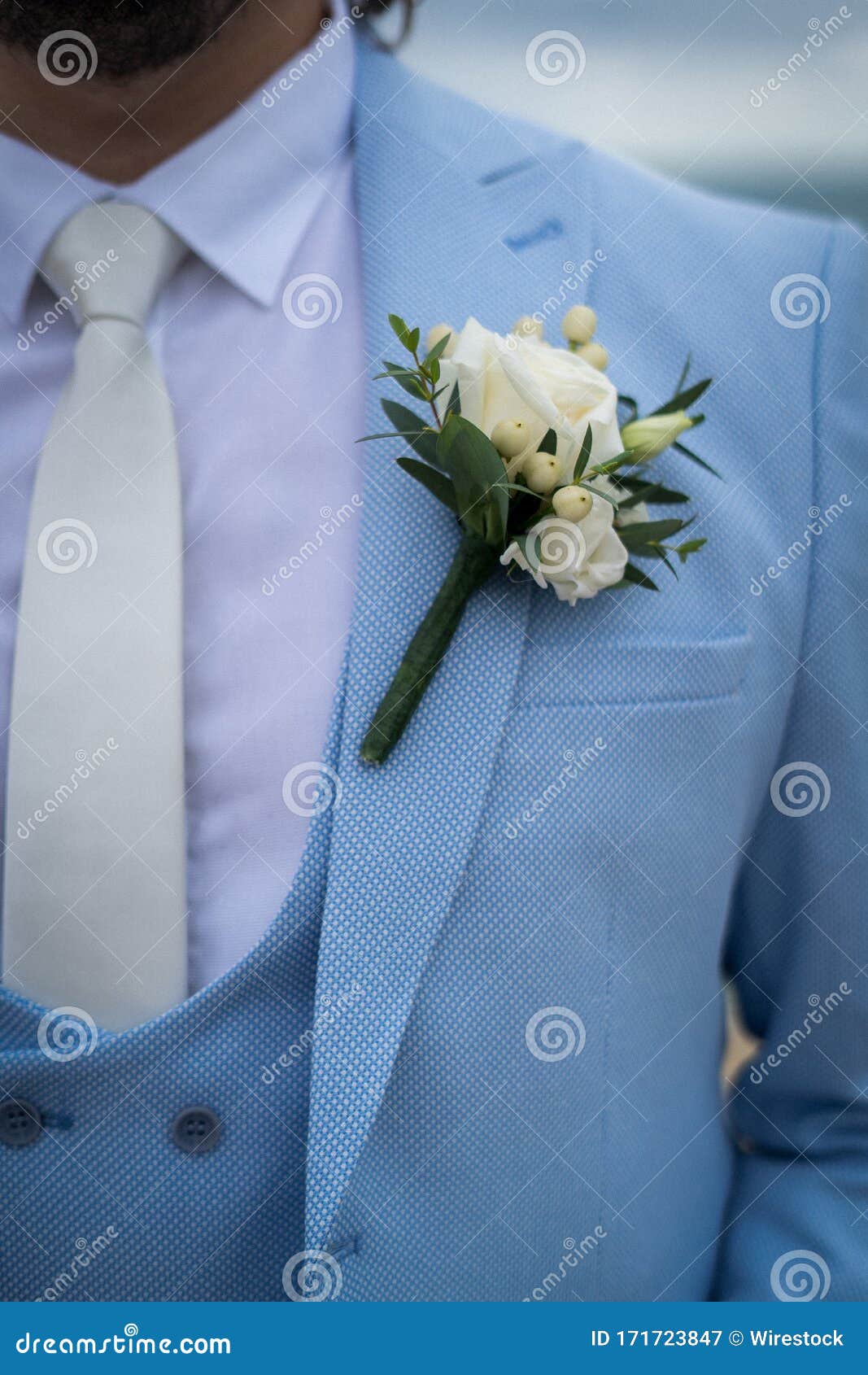 Captura De Pantalla De Novio Con Traje Azul Claro Y Una Pequeña Flor Blanca Ella Imagen de archivo - Imagen de beso, hombre: 171723847