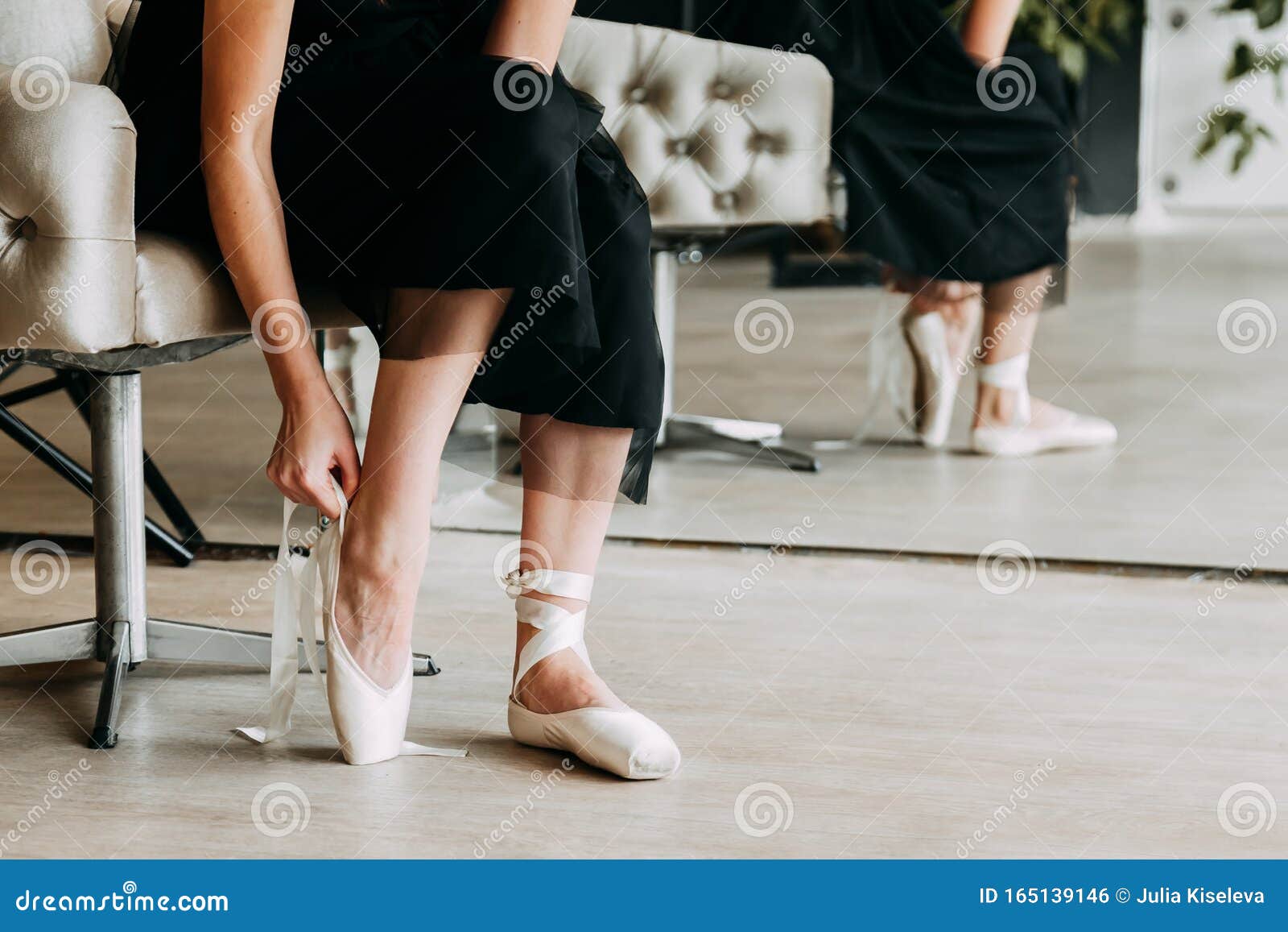 Captura De Pantalla De Un Bailarín Sacando Las Zapatillas De Ballet Sentadas En Suelo Del Foto de - Imagen de suelo, 165139146