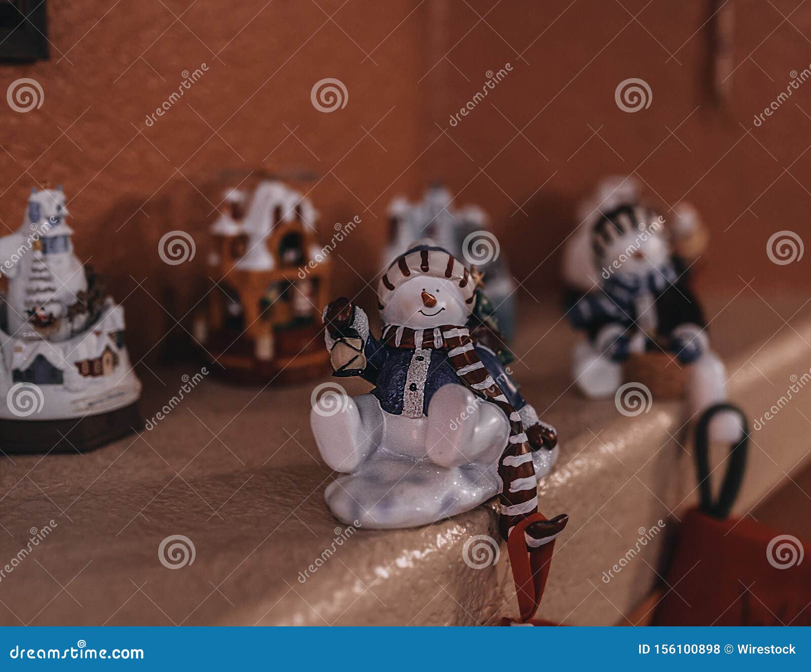 Captura De Pantalla De Un Muñeco De Nieve Con Bufanda Y Ropa Foto de archivo - Imagen de pantalla, muñeco: 156100898