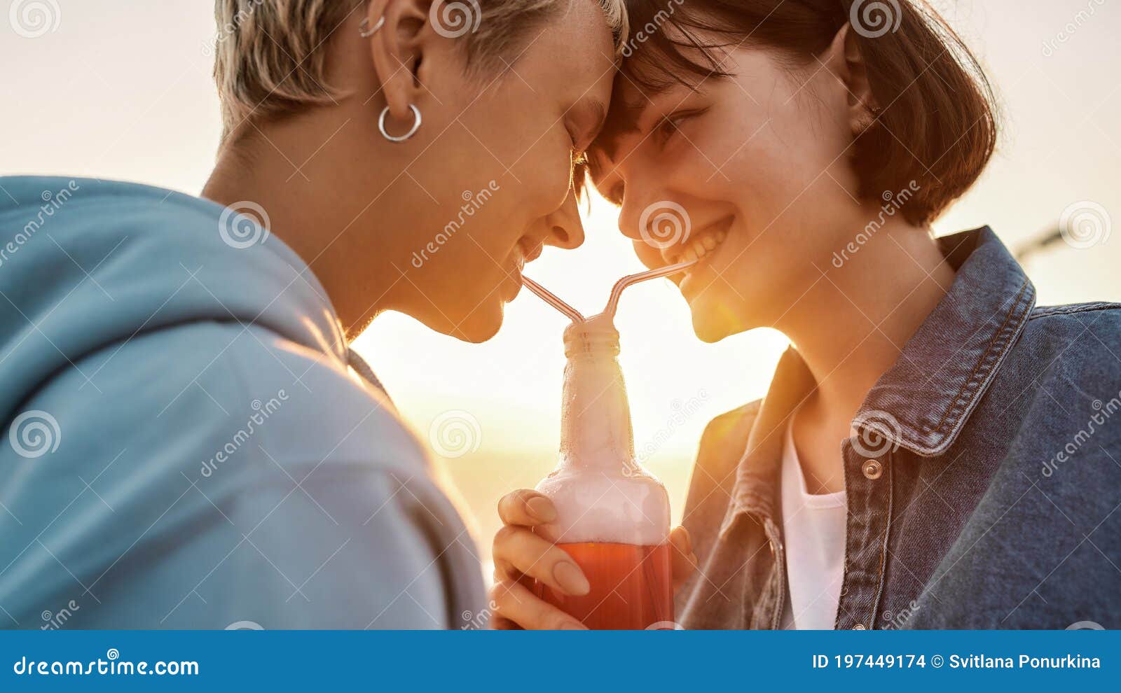 Casal de lésbicas amoroso em um encontro à beira-mar e montanhas