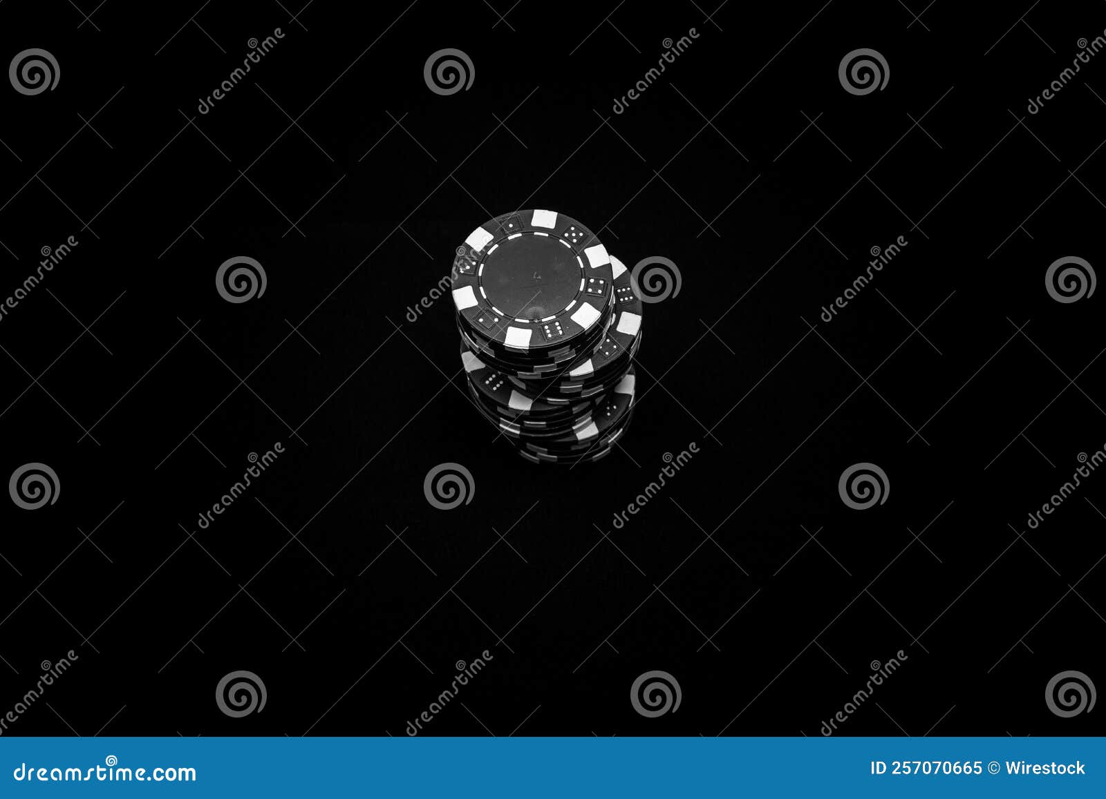 Capture D'écran En Niveaux De Gris D'une Pile De Puces De Poker Image stock  - Image du dessus, puces: 257070665