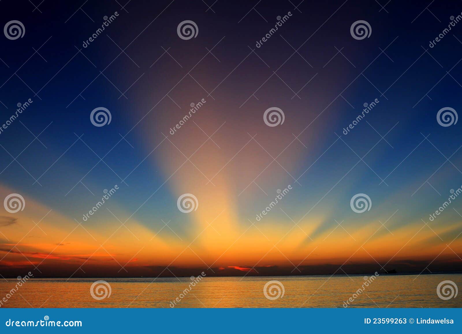 capture of sunset sunbeam