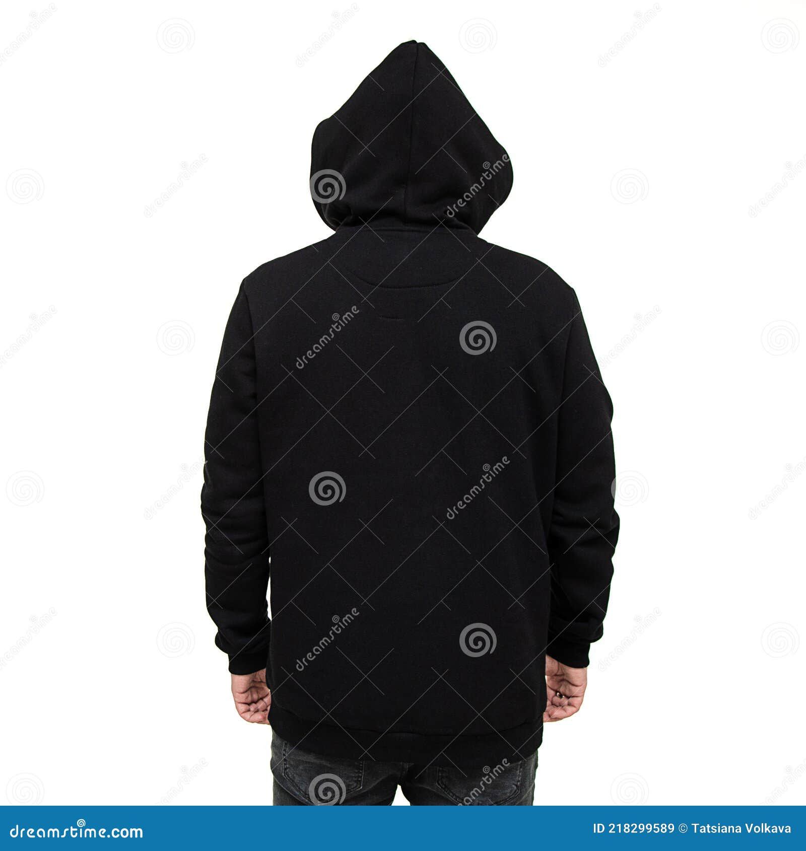 Sudadera negra con capucha en hombre aislado