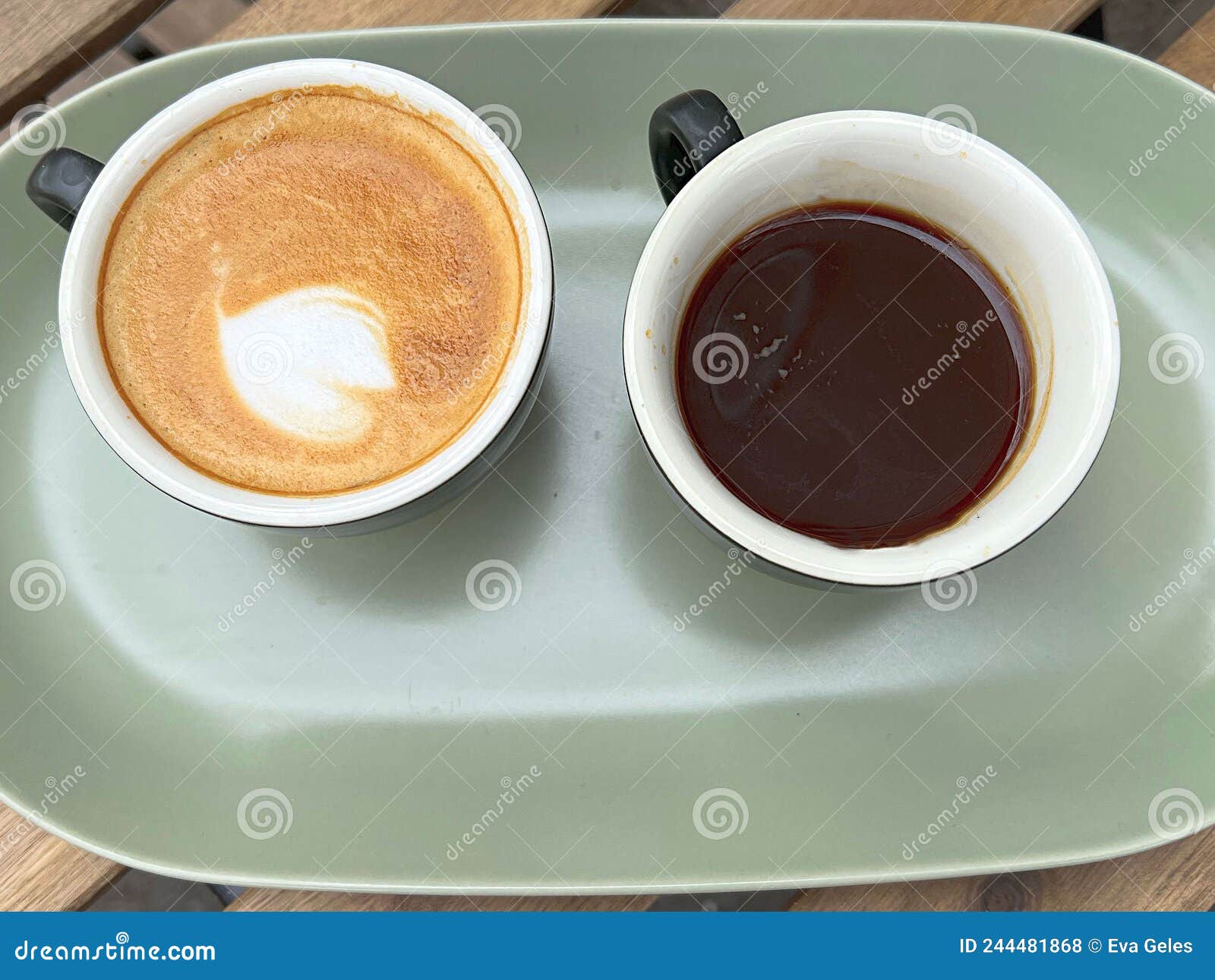 Dos Tazas De Capuchino Con Latte Art Sobre Una Mesa De Madera Por