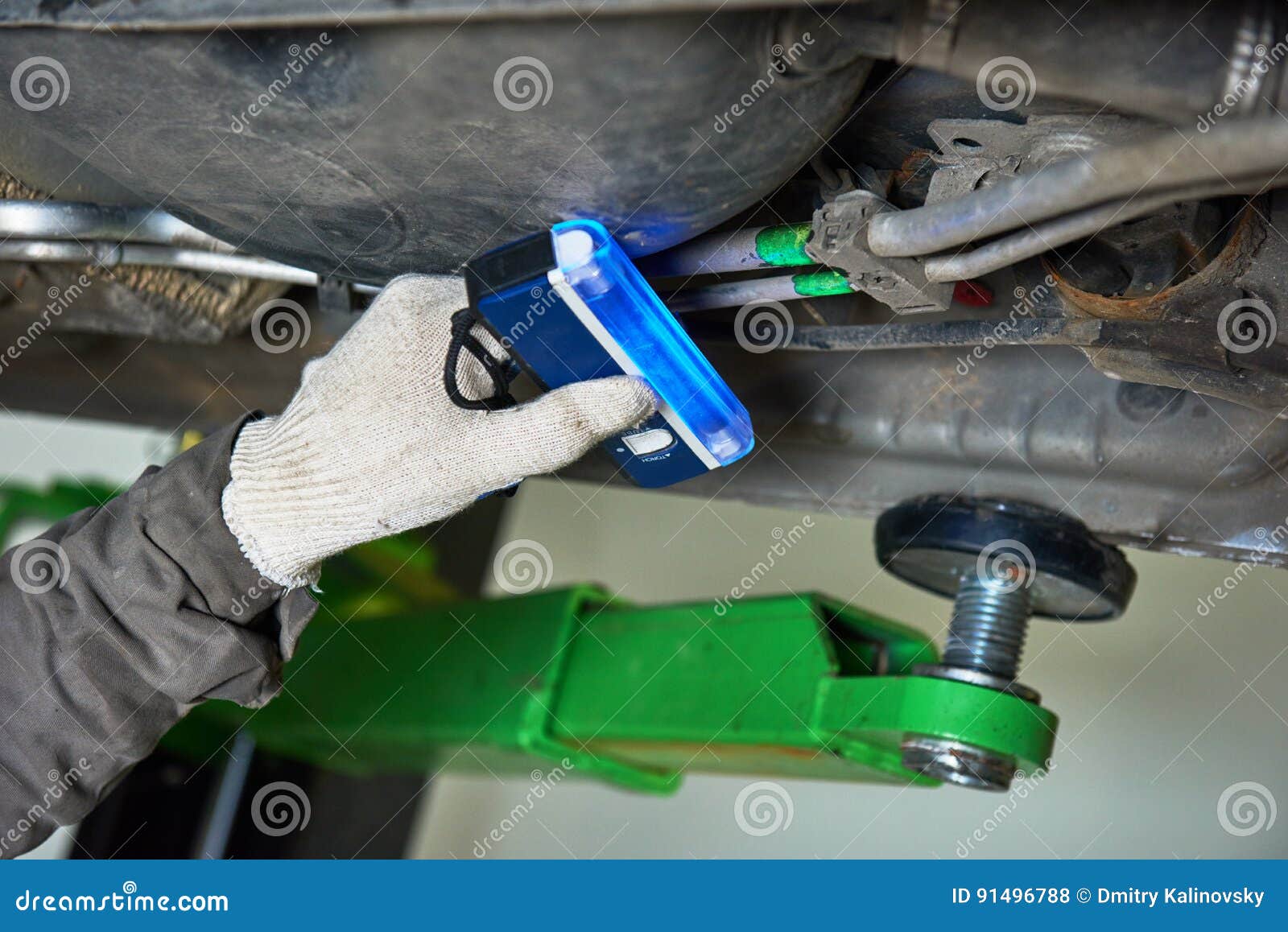 car air-conditioner servicing. detection freon leak with ultraviolet lamp