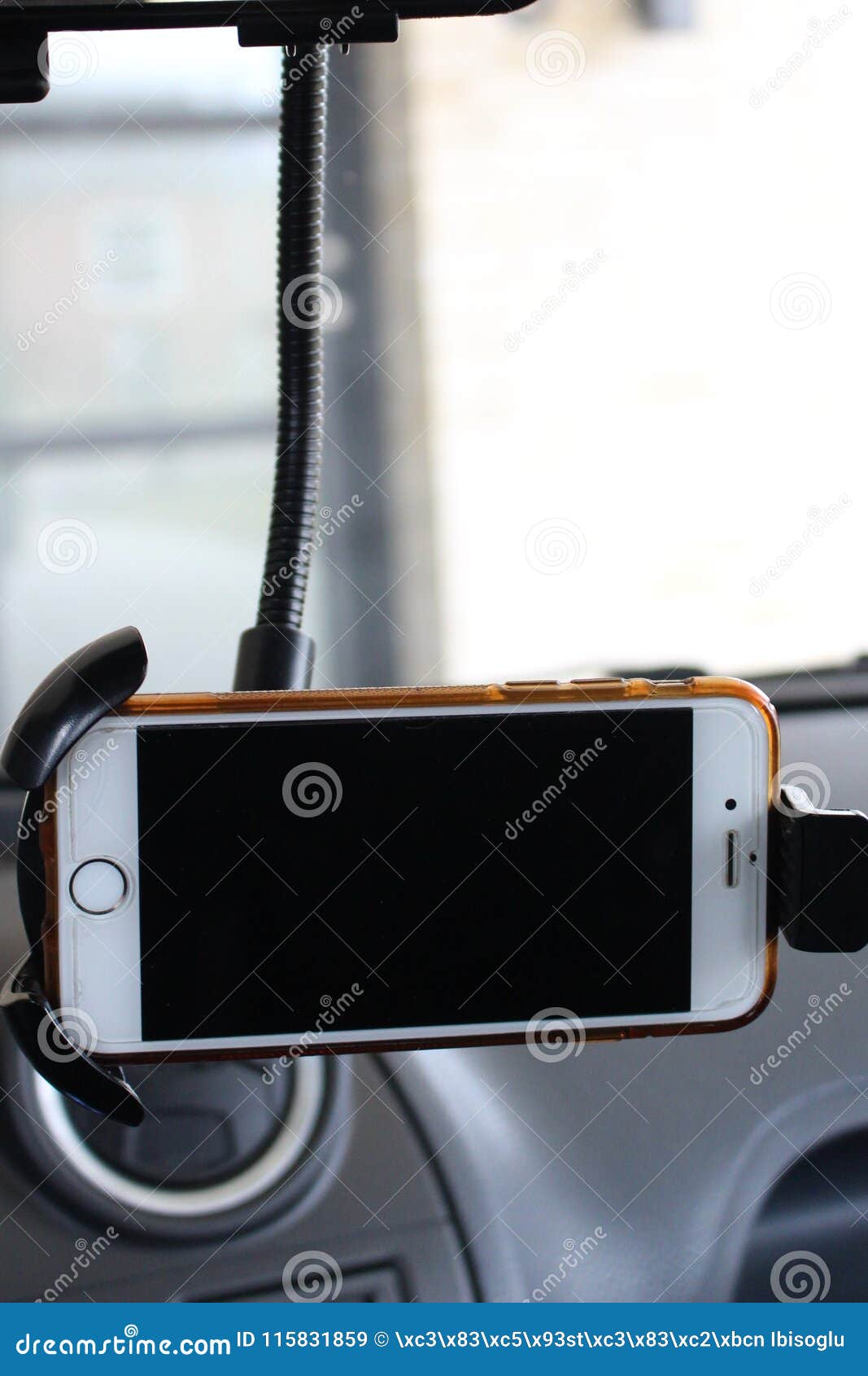 Optø, optø, frost tø ler interpersonel Car Holder for Mobil Device. Driving a Car with Phone in Holder Stock Image  - Image of mobil, device: 115831859