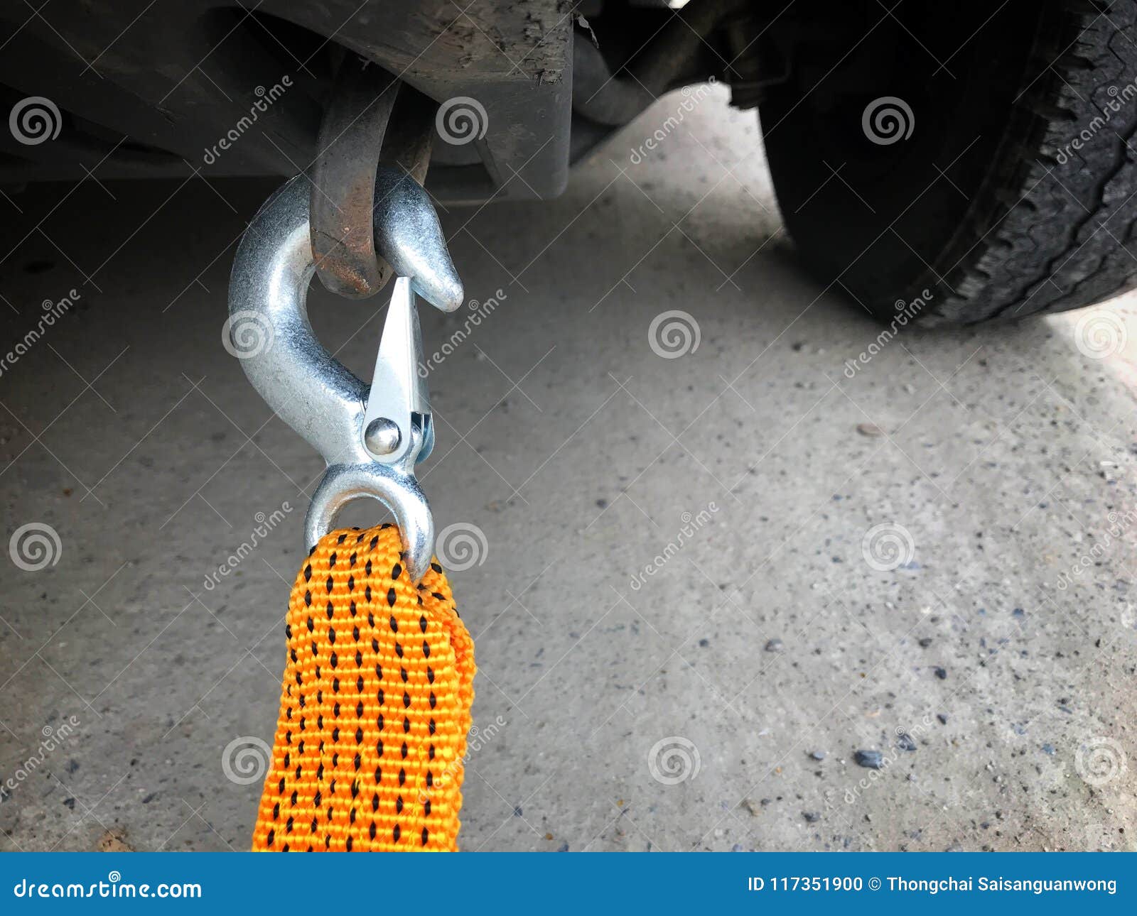 https://thumbs.dreamstime.com/z/car-rope-emergency-equipment-used-vehicle-broken-can-not-move-used-towing-car-rope-emergency-equipment-117351900.jpg