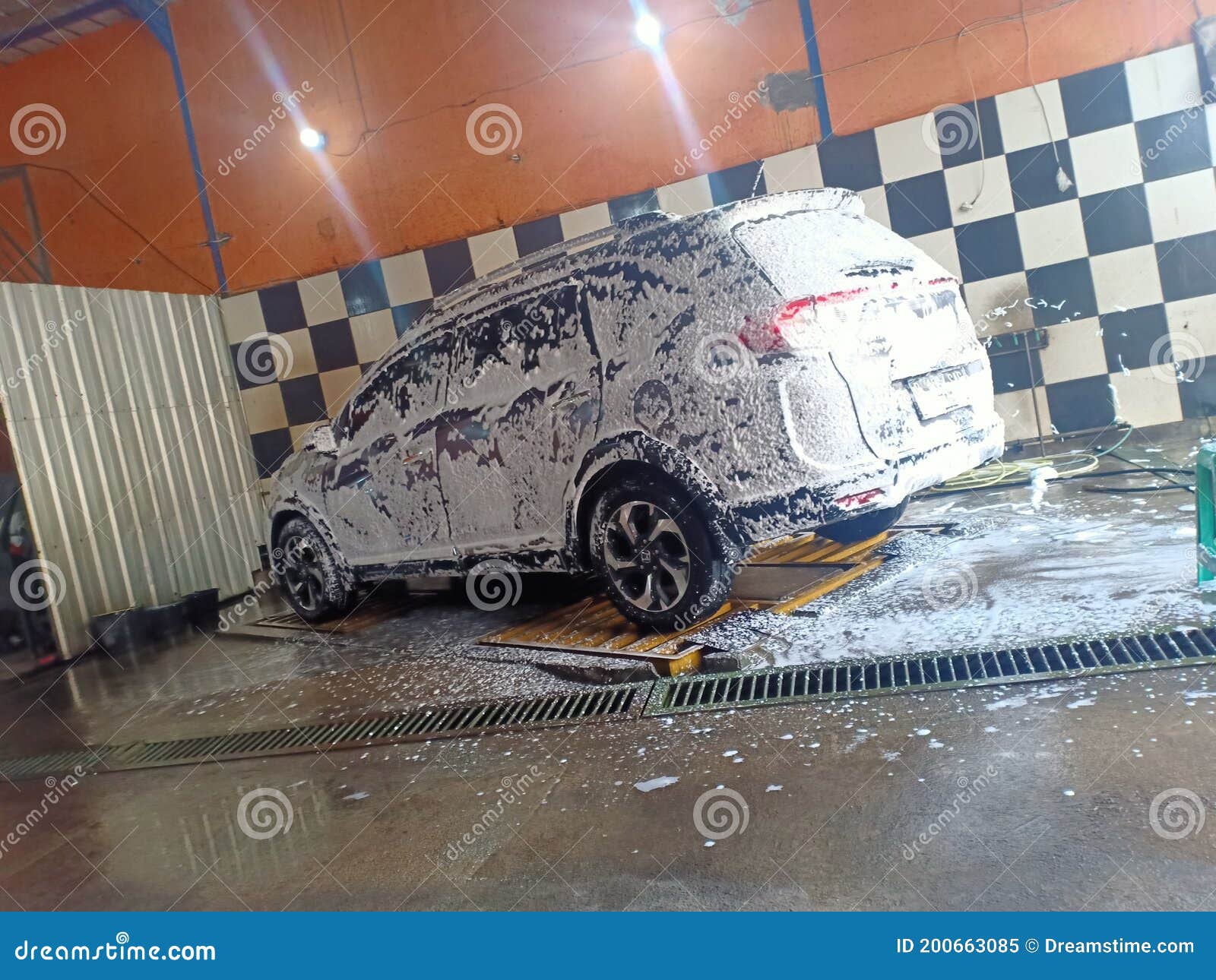 Car wash Indonesia editorial image. Image of road, tire 200663085