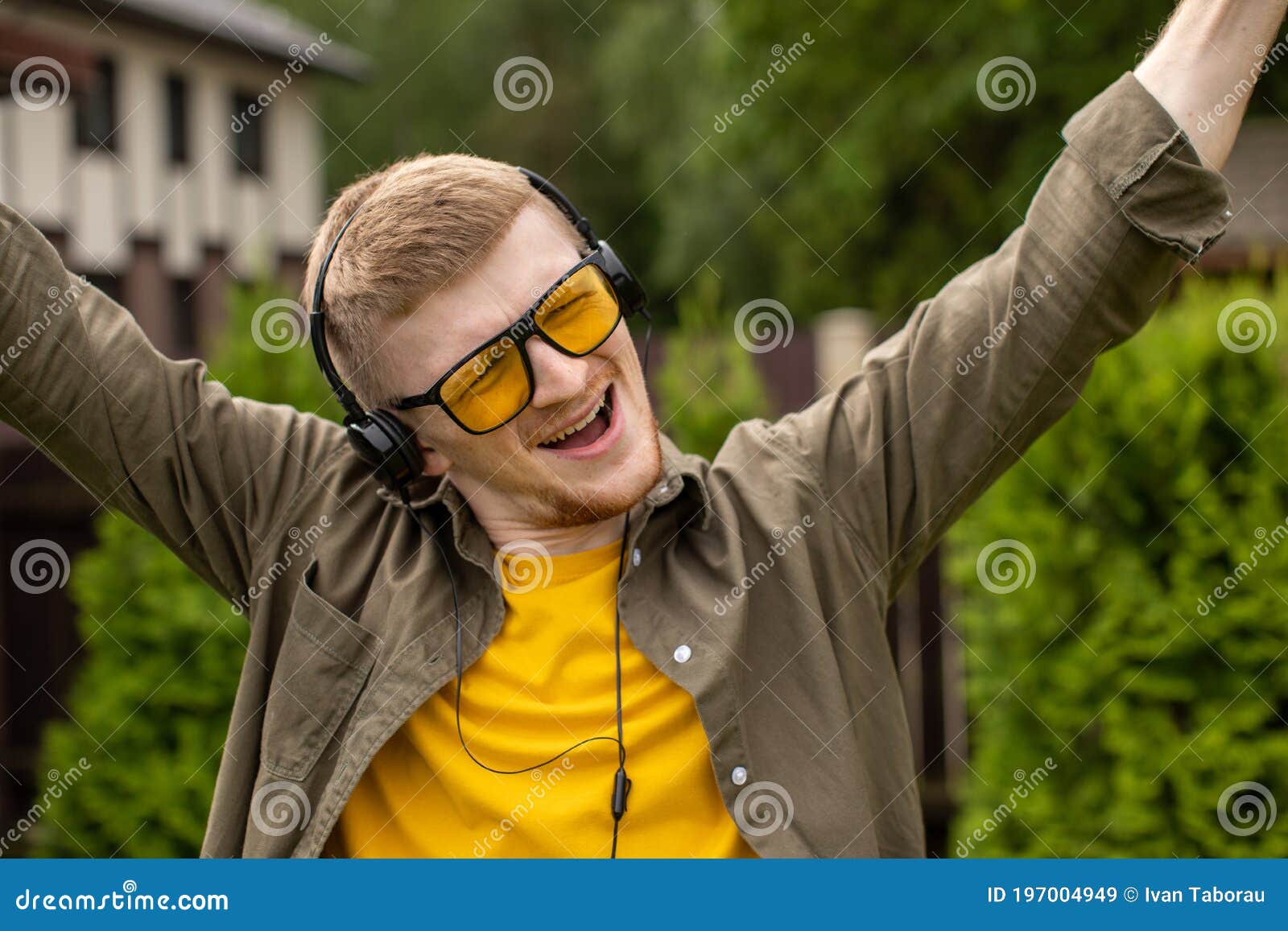 Bonito pequeno dragão verde está jogando o jogo e segurando um joystick roxo  e faz uma cara feliz