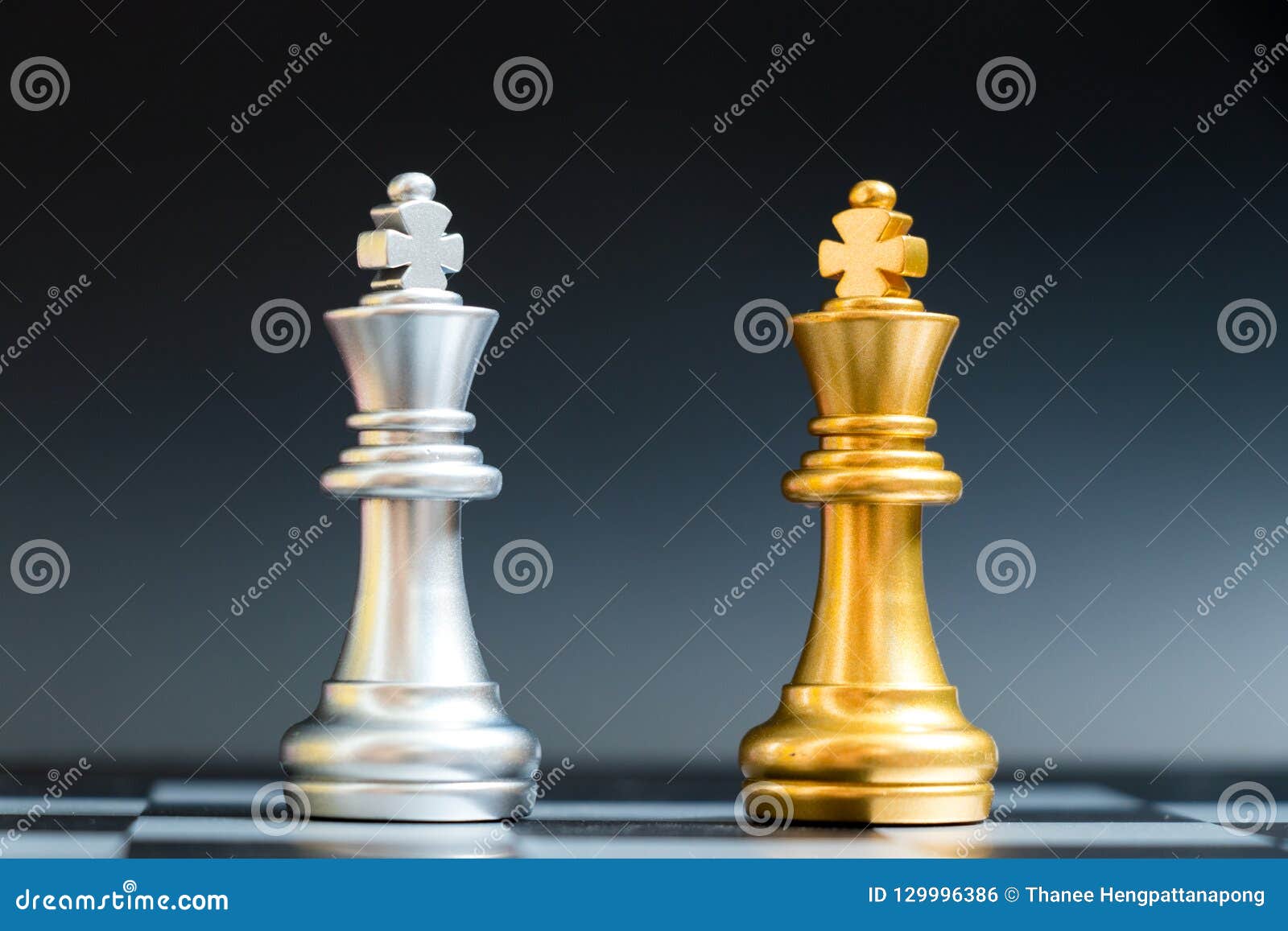 Posição do rei do ouro do jogo de xadrez e fundo de prata, conceito