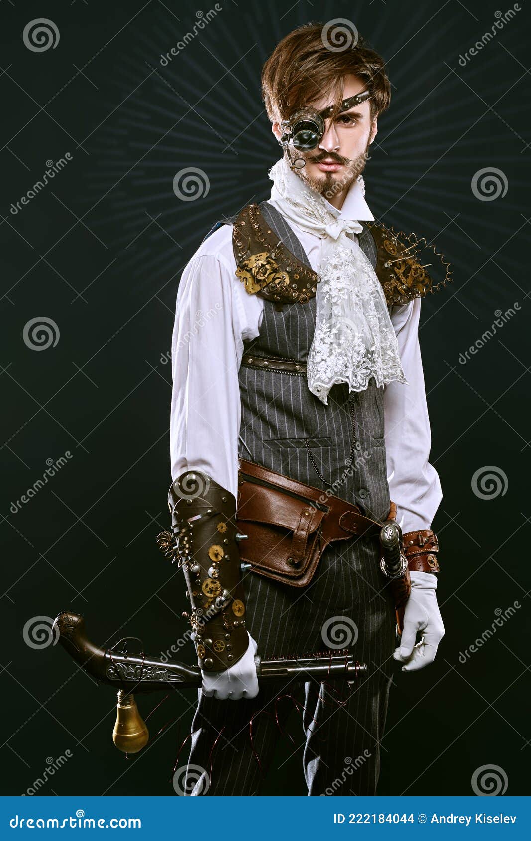 Cosplay steampunk. um inventor masculino em um terno com