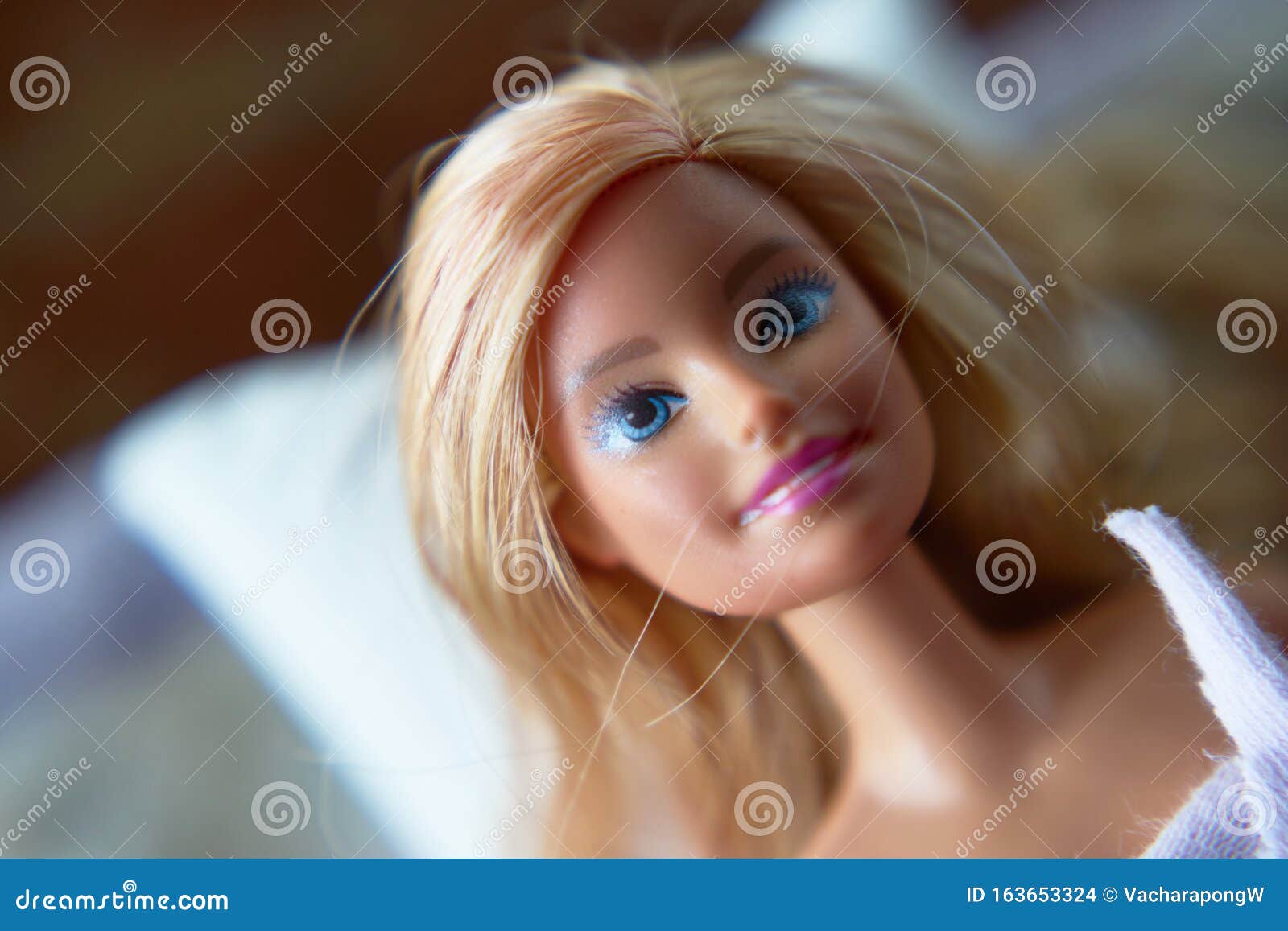 Cara De Muñeca Chica, Vista Superior En El Concepto De Juego De Niñas Imagen de archivo editorial - Imagen de juego, chica: 163653324