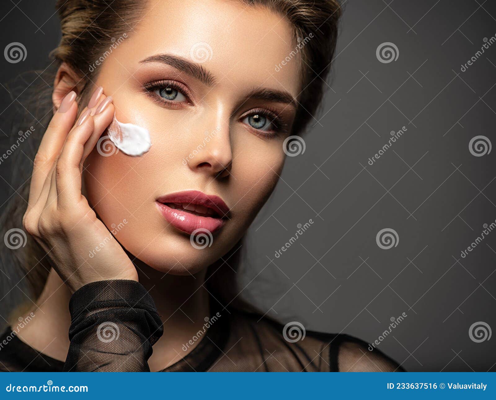 Maquiadora Ou Estilista Aplica Pólvora-sombra Ou Sombras às Pálpebras Do  Modelo Feminino. Classe Mestre Ao Aplicar Makeup Imagem de Stock - Imagem  de menina, senhora: 267240323