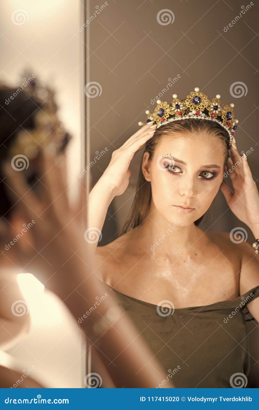 Cara Fêmea Edições Que Afetam Meninas Princesa E Reflexão Da Menina No  Espelho Coroa Da Joia Do Desgaste De Mulher No Espelho Bel Foto de Stock -  Imagem de princesa, coroa: 117415020