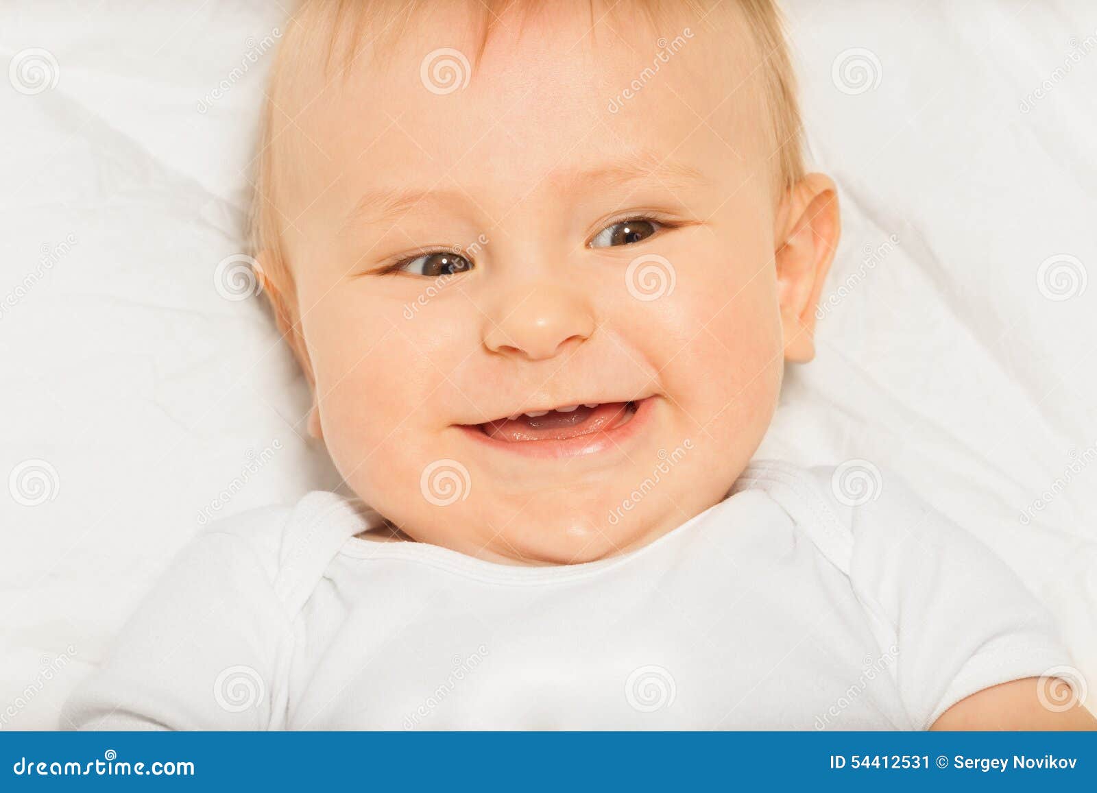 Cara Feliz Del Mono Blanco Que Lleva Del Pequeño Bebé Imagen de archivo -  Imagen de inocente, cabrito: 54412531