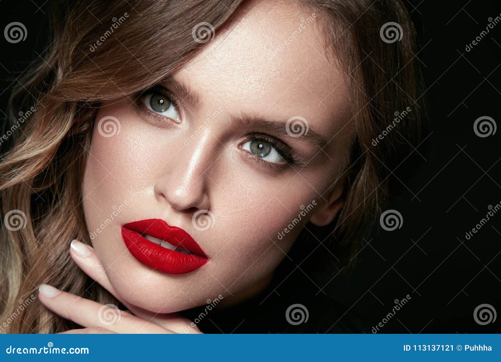 Cara Hermosa De La Mujer Con Maquillaje Y Labios Rojos Imagen De Archivo Imagen De Completo