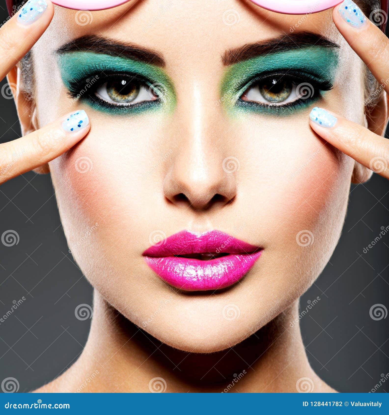 Cara Hermosa De Una Mujer Con El Maquillaje Vivo Verde De Ojos Foto de  archivo - Imagen de modelo, encanto: 128441782