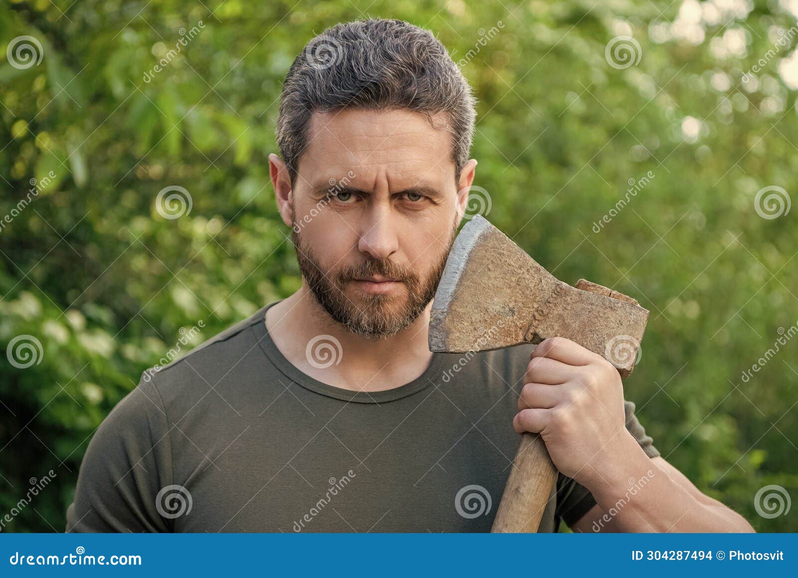 Cara Masculina Con Hacha Exterior. Foto De Un Hombre Masculino Con