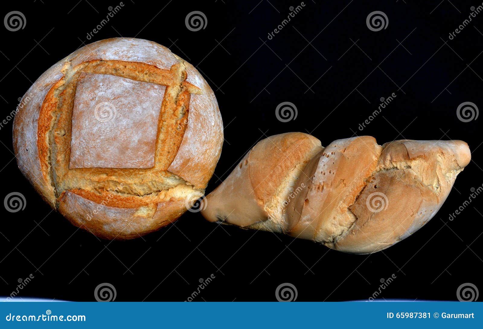 Cara norte del pan y del bollo que descansan sobre ella. Cara norte del pan de oro y del bollo marrones que descansan sobre ella