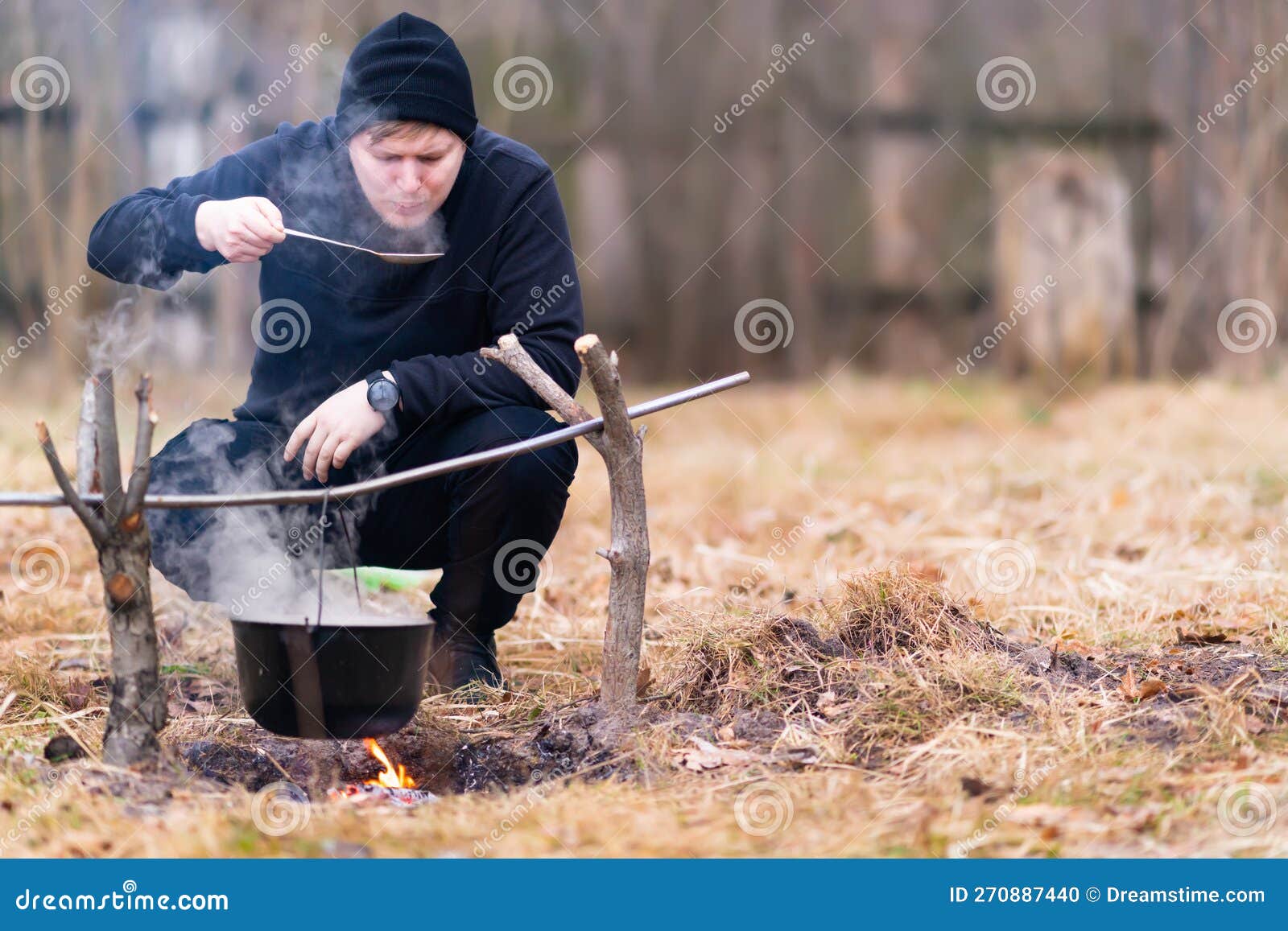 Cara Soprando Numa Colher Para Provar Comida Cozida Foto de Stock - Imagem  de alimento, cozinheiro: 270887440