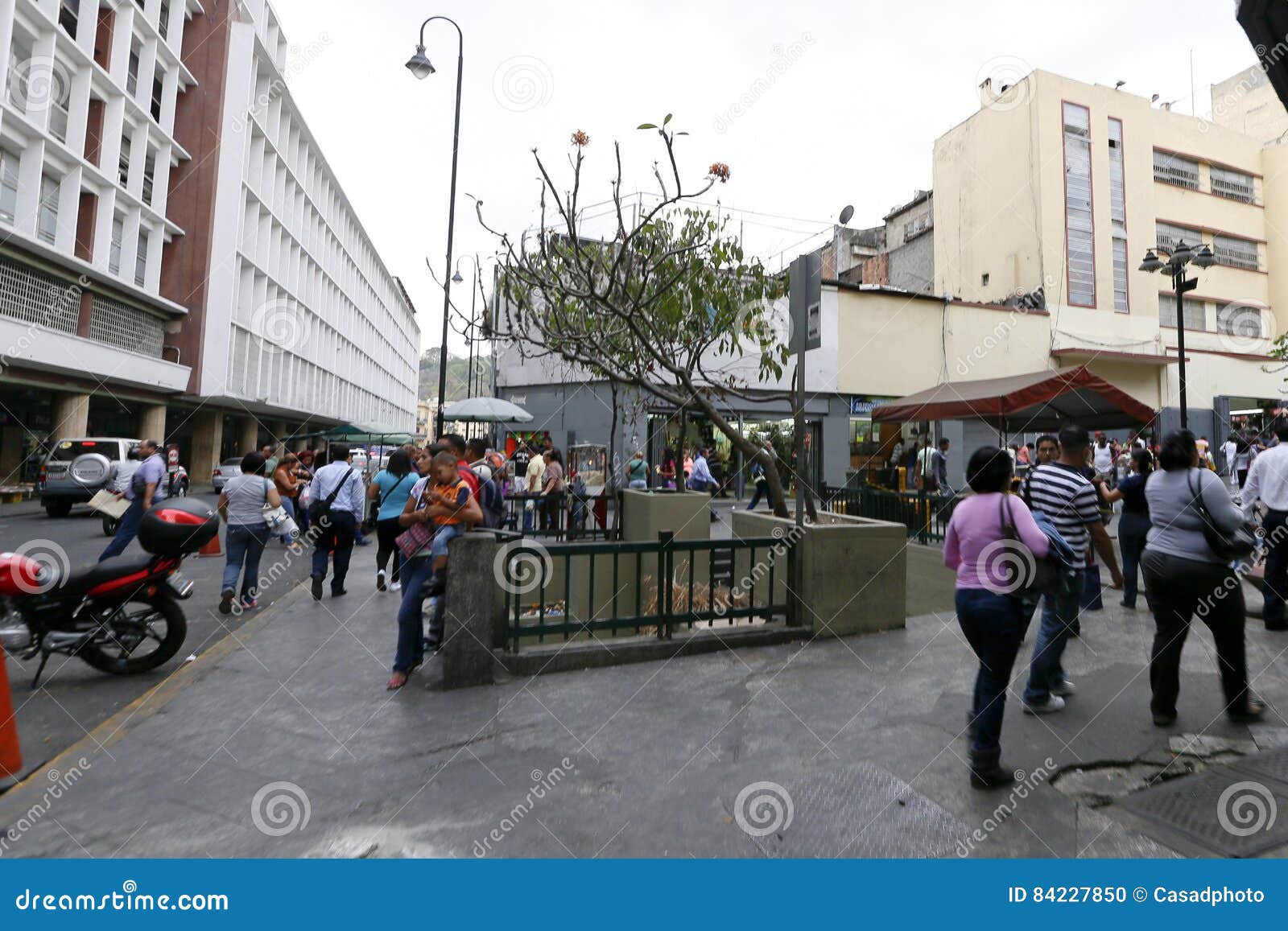 CARACAS, VENEZUELA - 6 maggio 2014 - vista della città con la camminata della gente