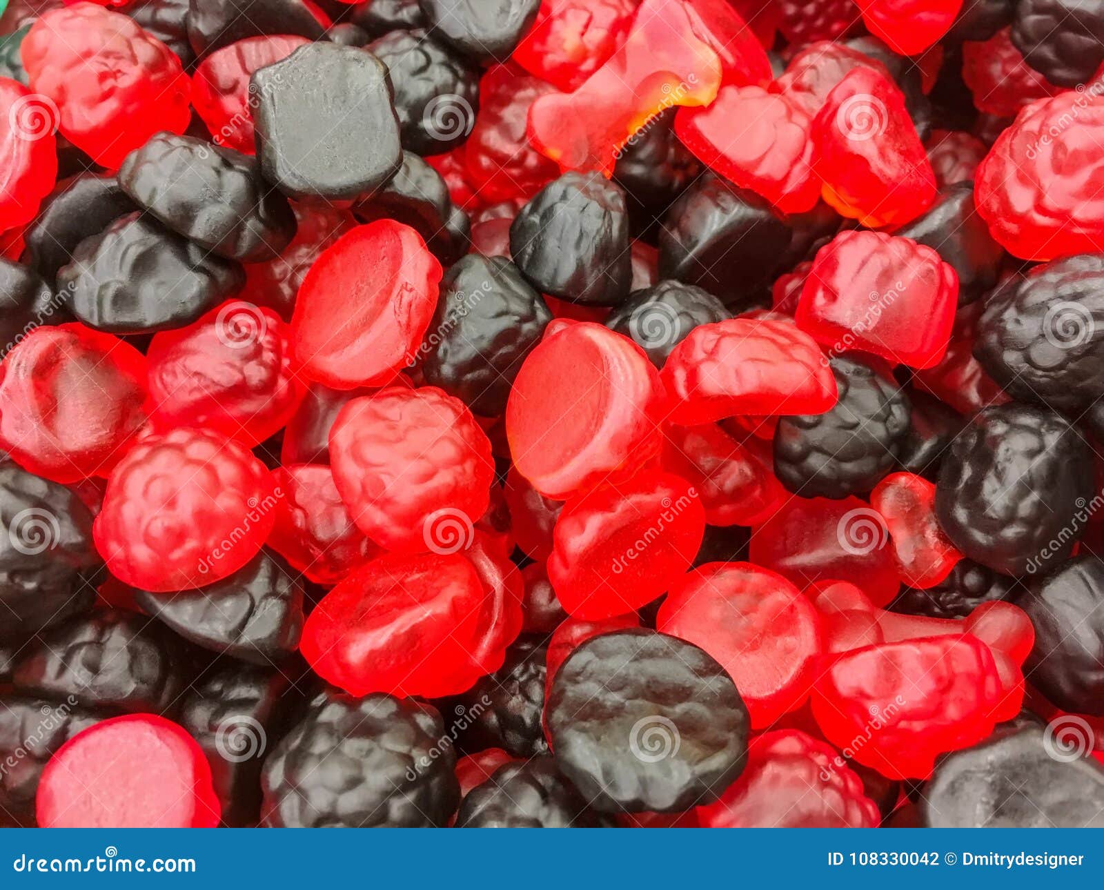 Caramelle Rosse E Nere Appetitose Della Gelatina Sotto Forma Di Un Blackbe  Fotografia Stock - Immagine di squisito, zucchero: 108330042