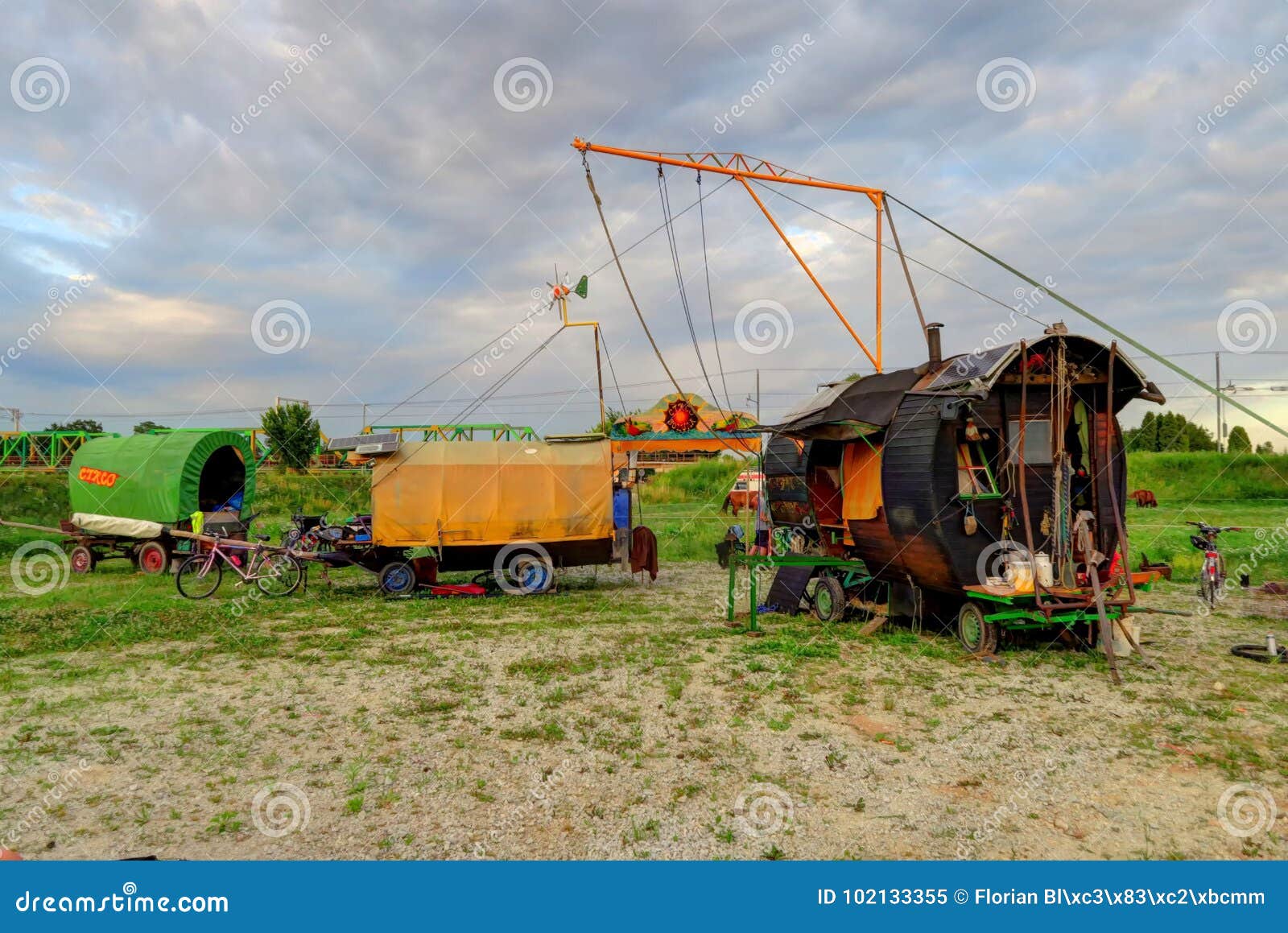 Caravane Gitane De Cirque Classique Et Installation Aérienne Image Stock -  Image Du Fortune, Cirque: 102133355